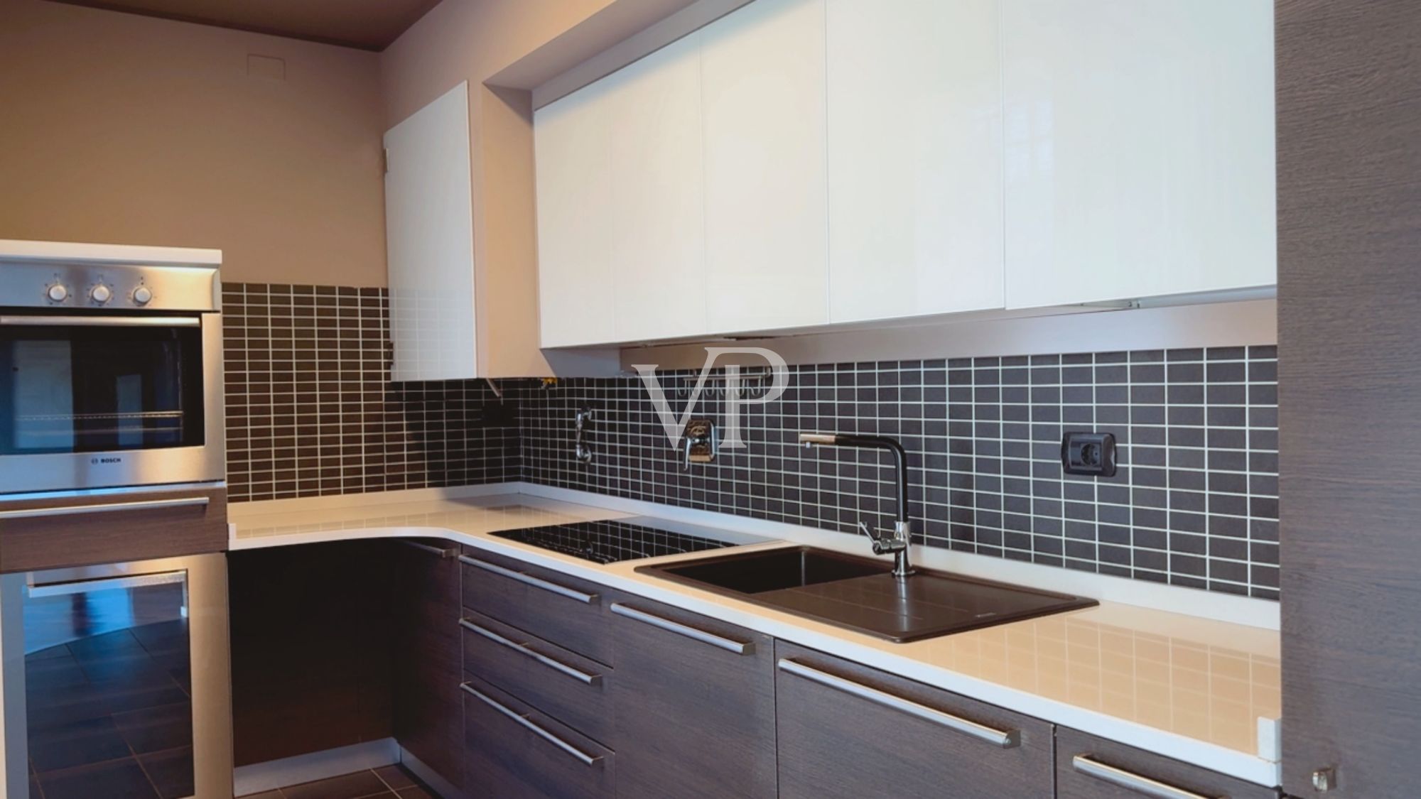 Renovierte Wohnung mit Terrassen und privatem Garten