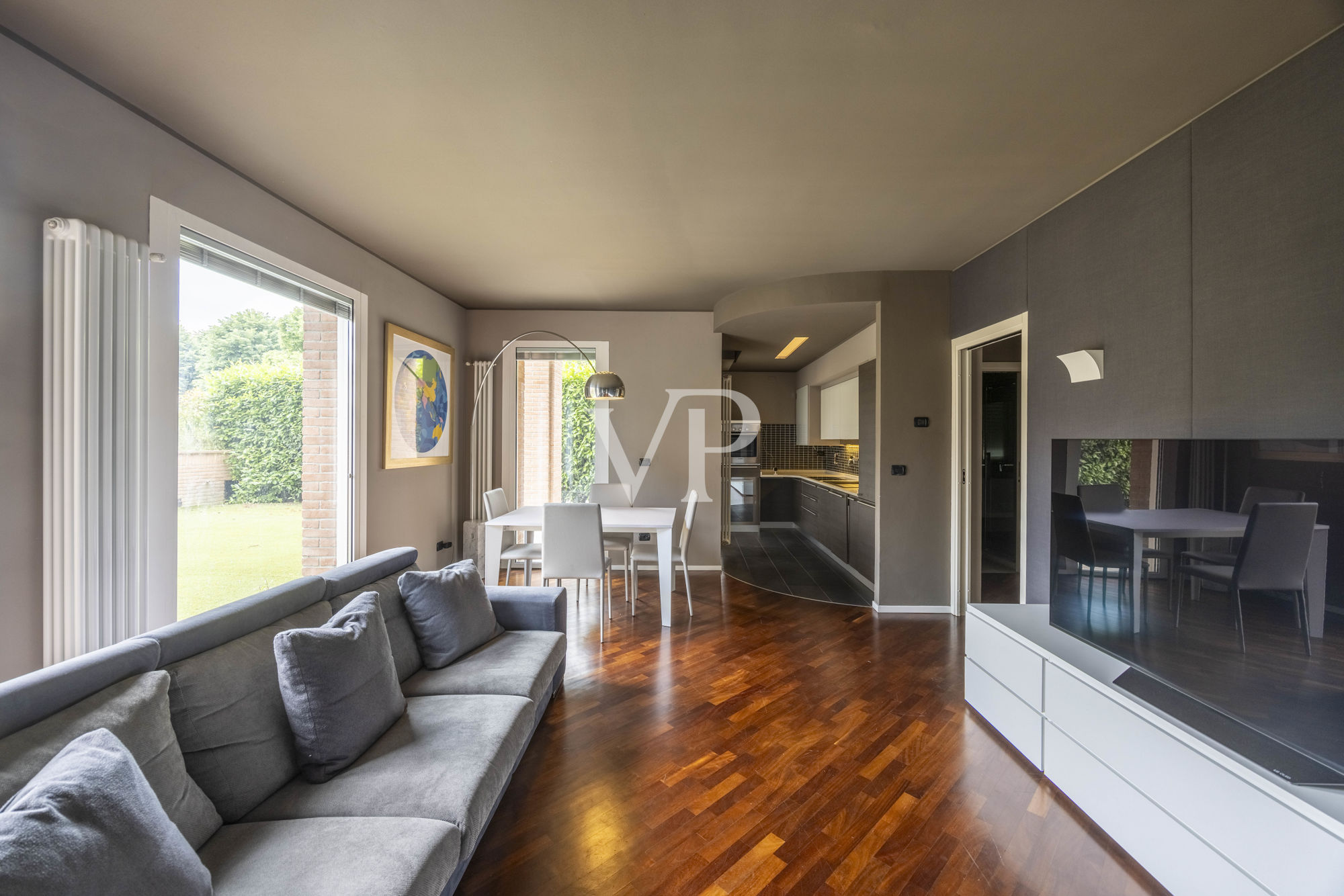 Renovierte Wohnung mit Terrassen und privatem Garten