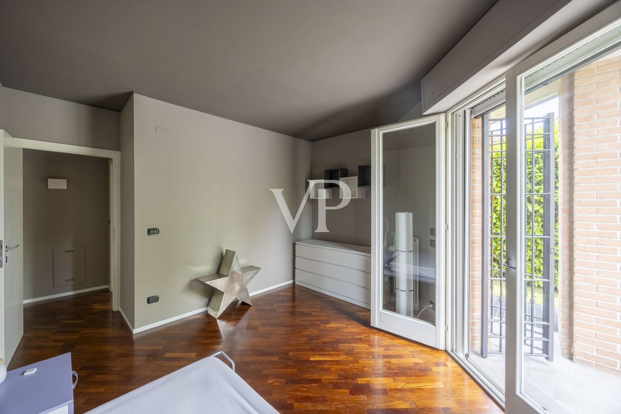 Renovierte Wohnung mit Terrassen und privatem Garten