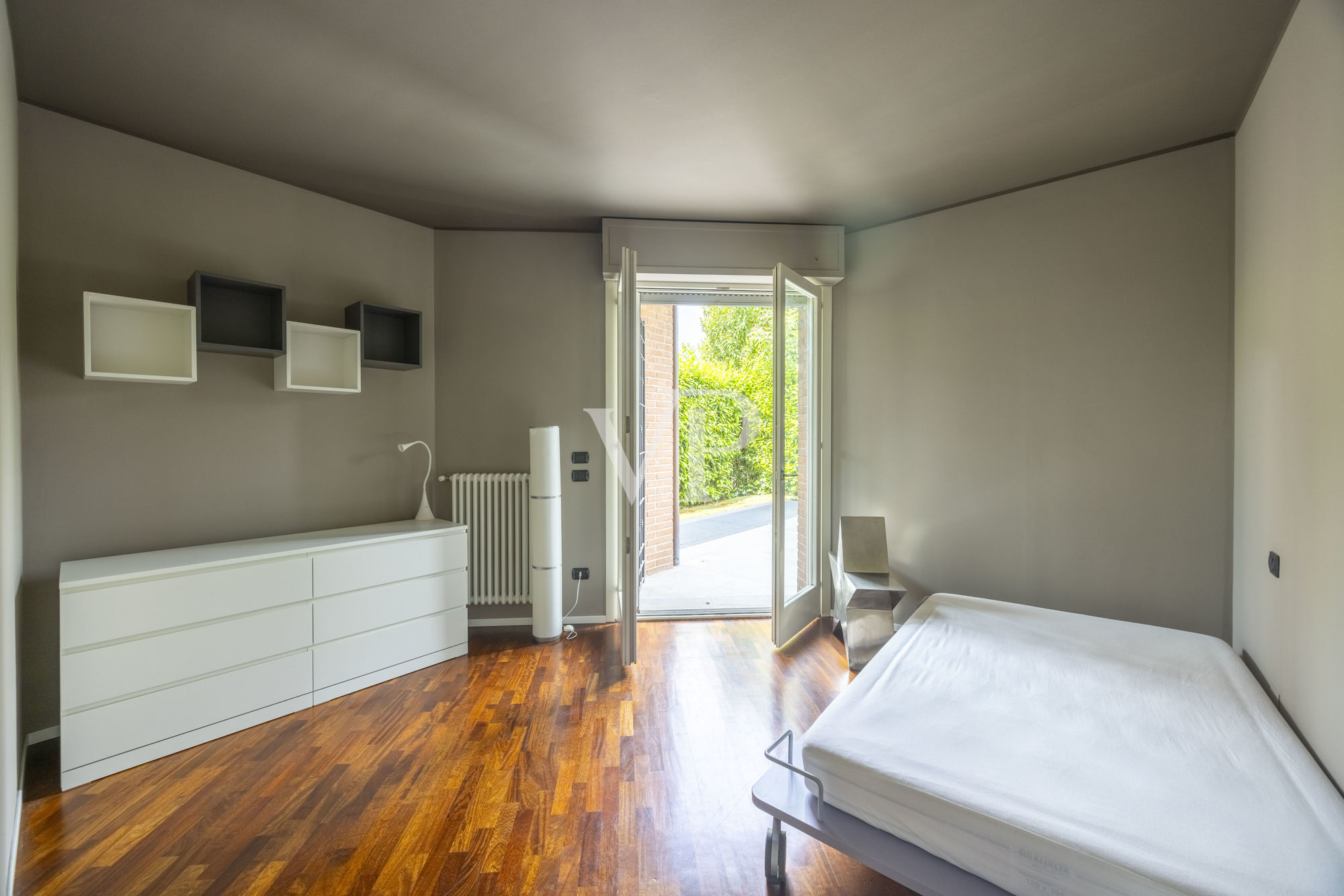 Renovierte Wohnung mit Terrassen und privatem Garten