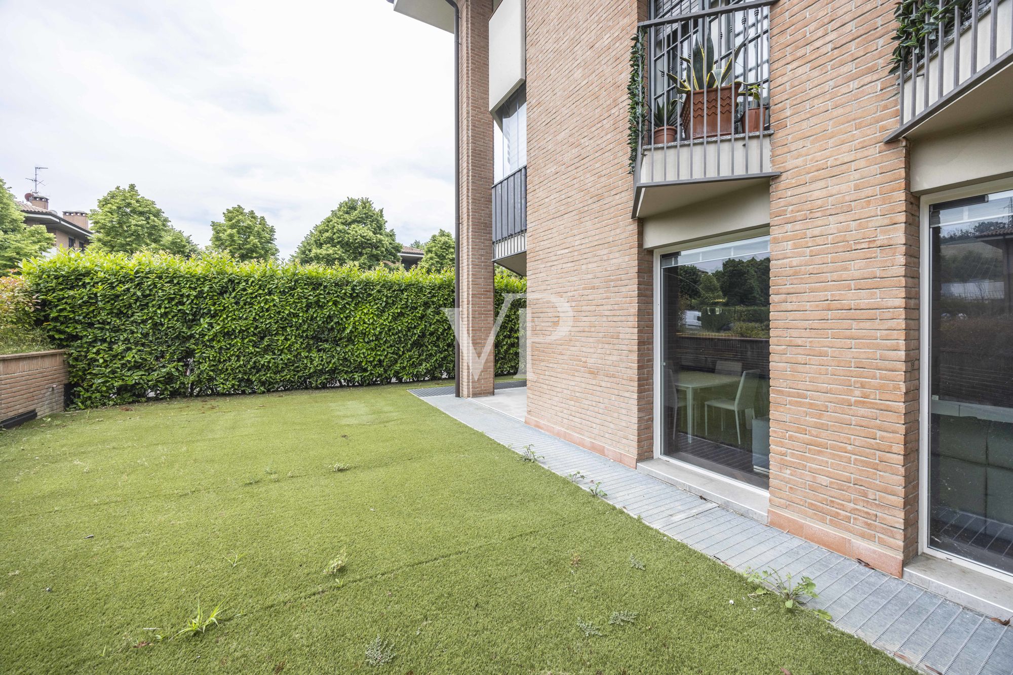 Renovierte Wohnung mit Terrassen und privatem Garten