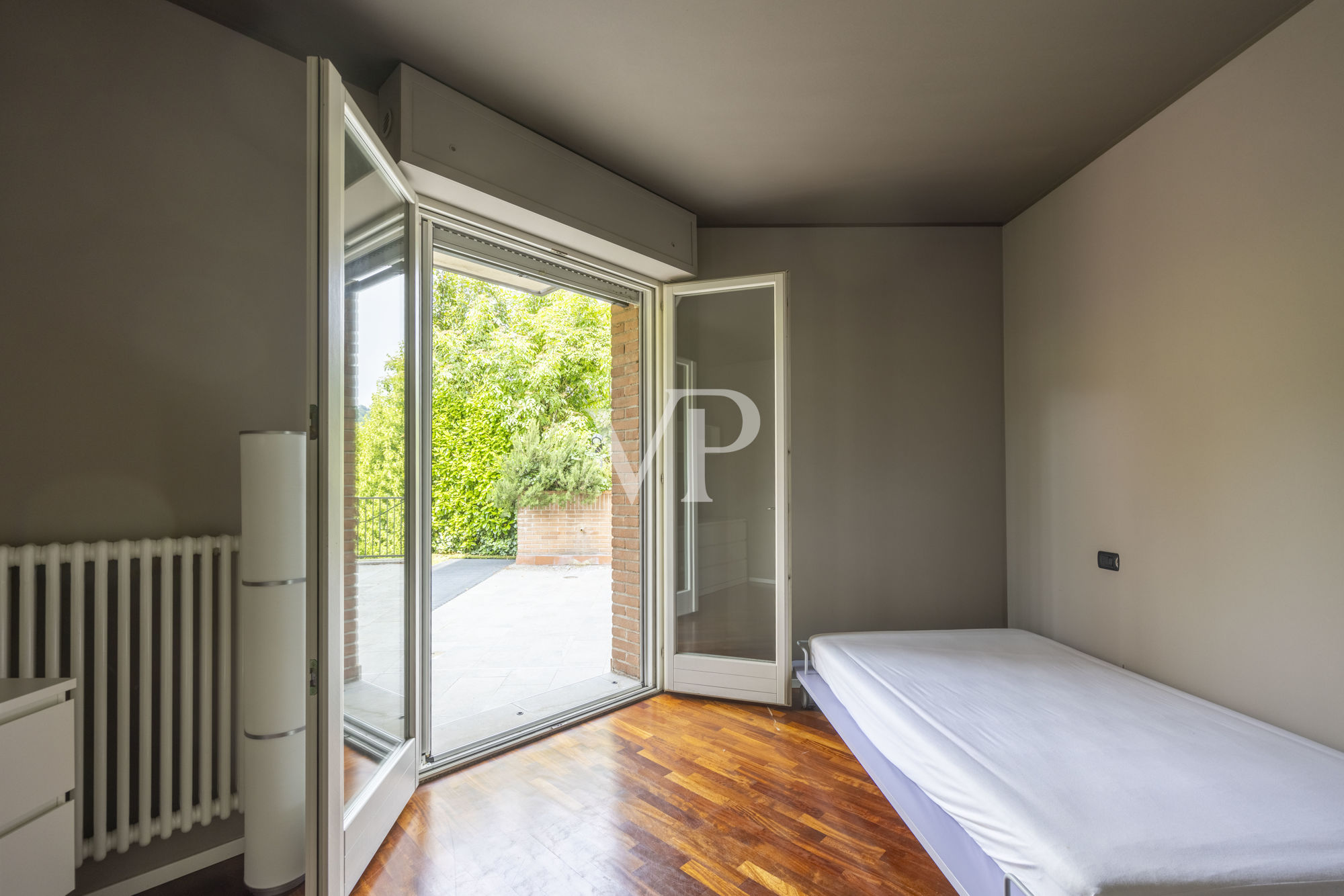 Renovierte Wohnung mit Terrassen und privatem Garten