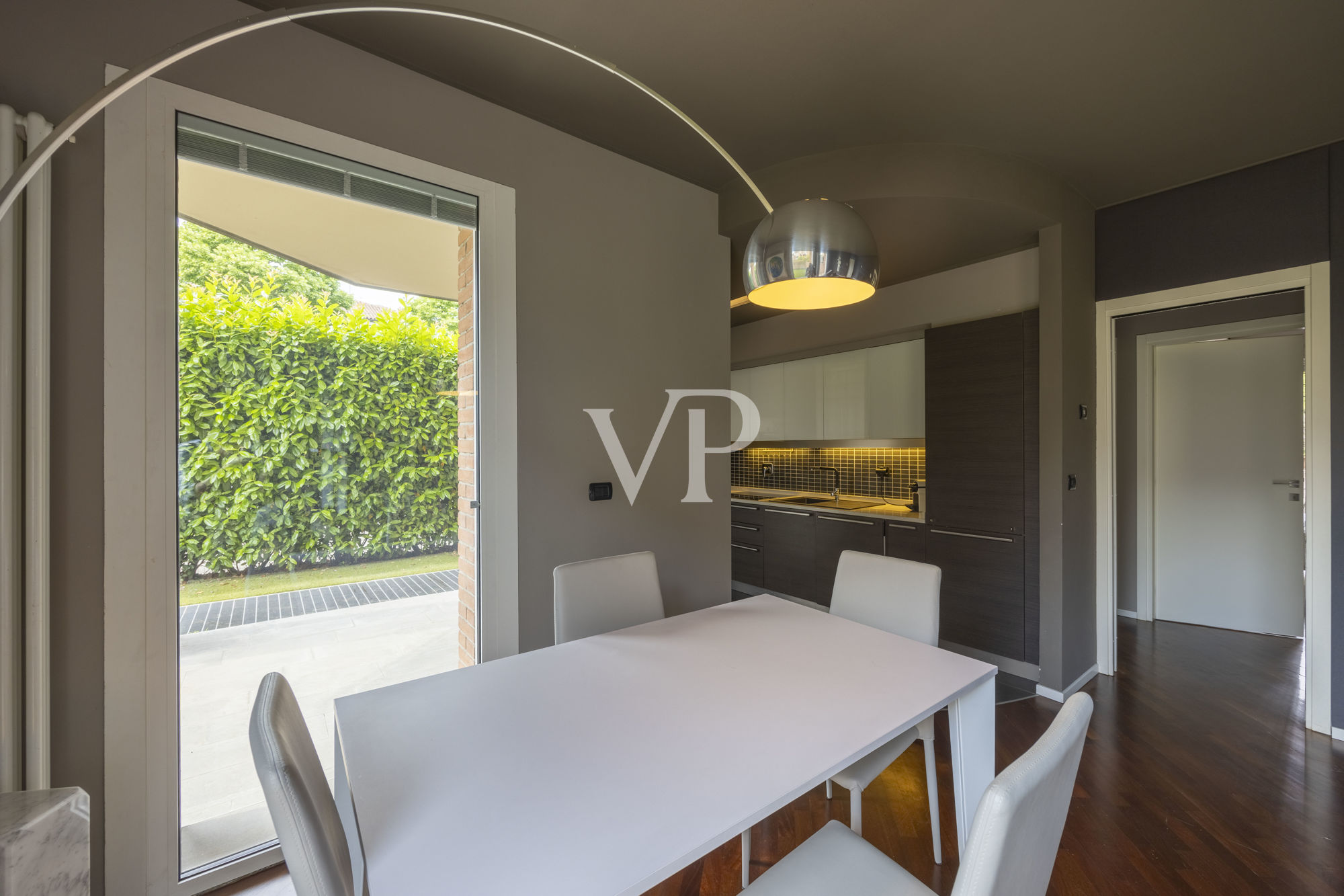 Renovierte Wohnung mit Terrassen und privatem Garten