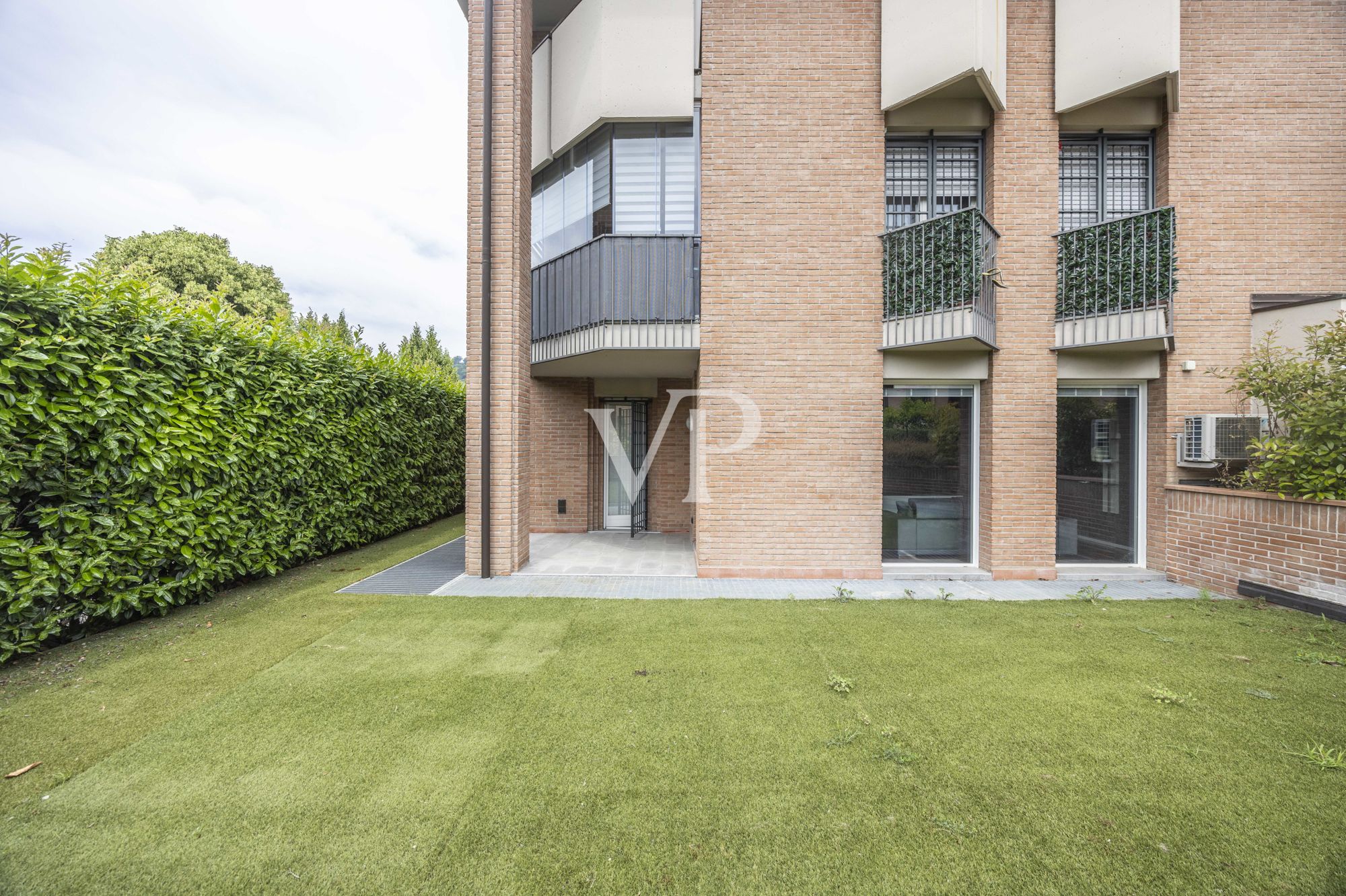 Renovierte Wohnung mit Terrassen und privatem Garten