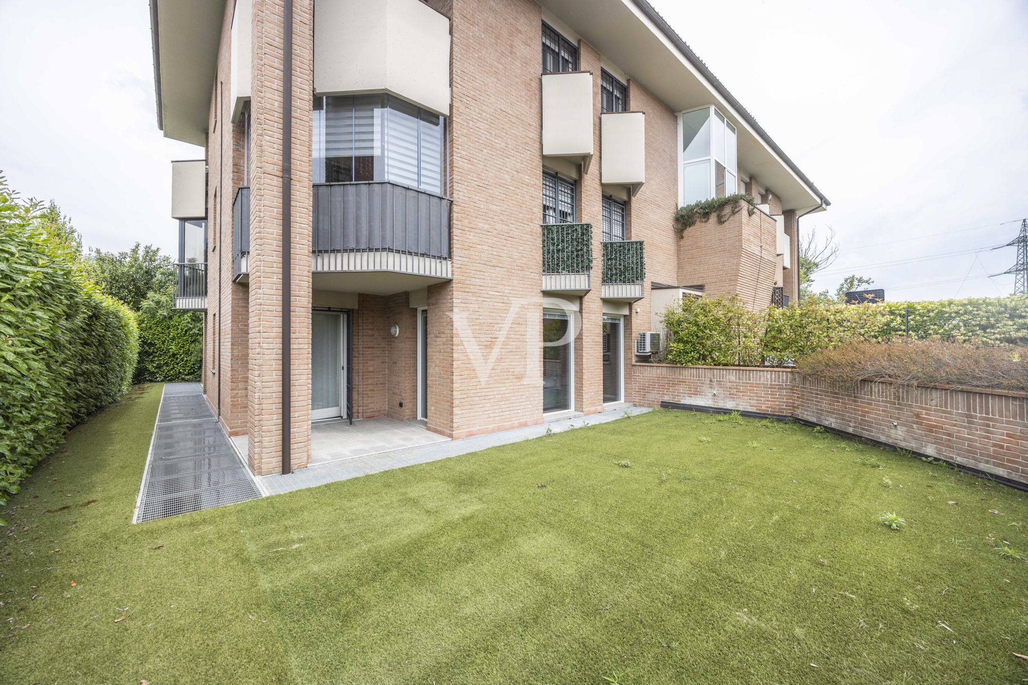 Renovierte Wohnung mit Terrassen und privatem Garten