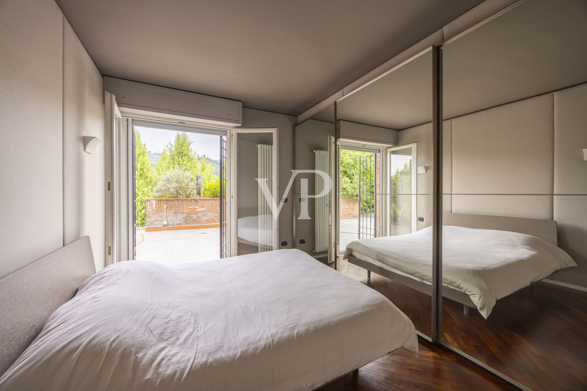 Renovierte Wohnung mit Terrassen und privatem Garten