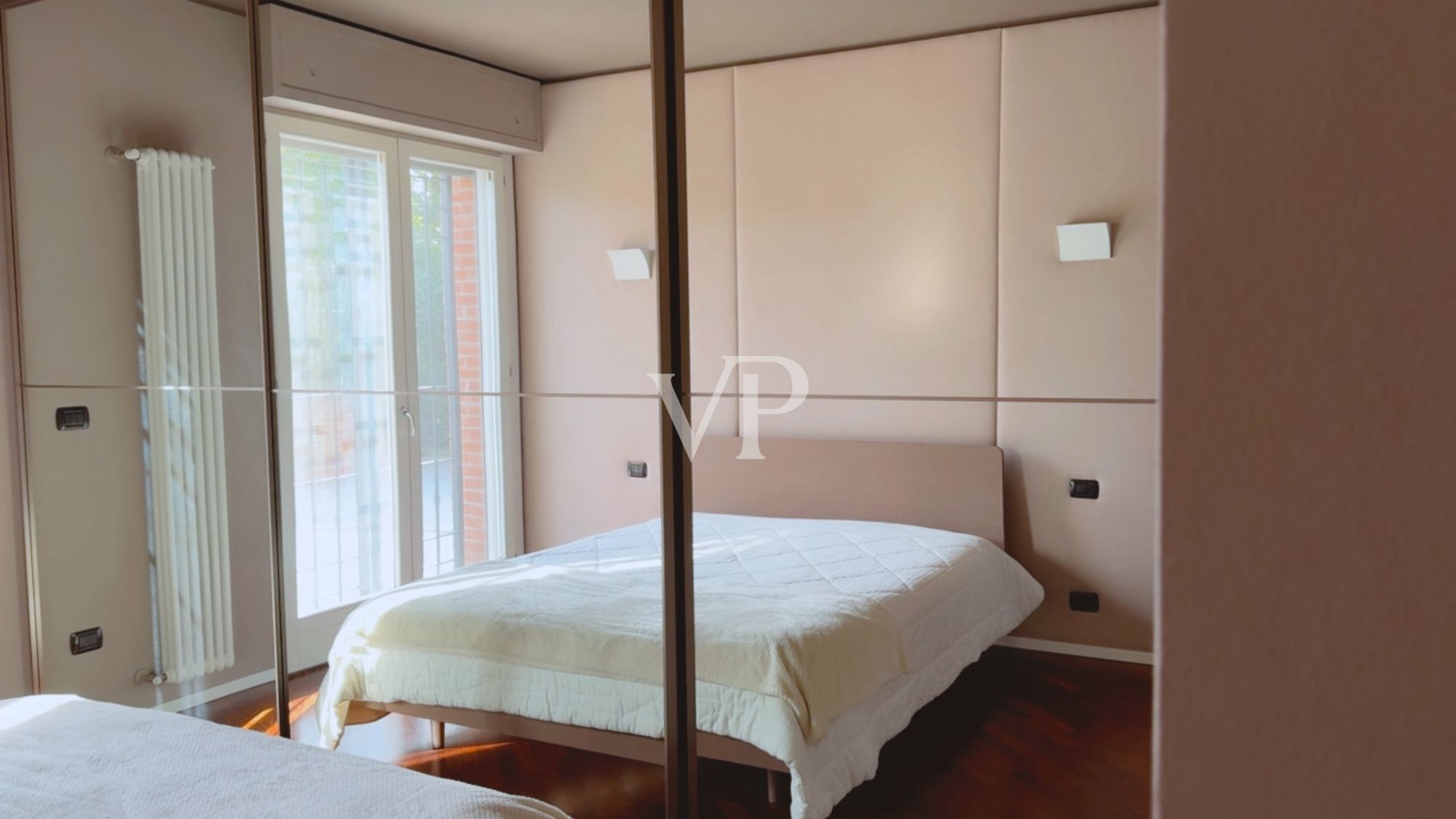 Renovierte Wohnung mit Terrassen und privatem Garten