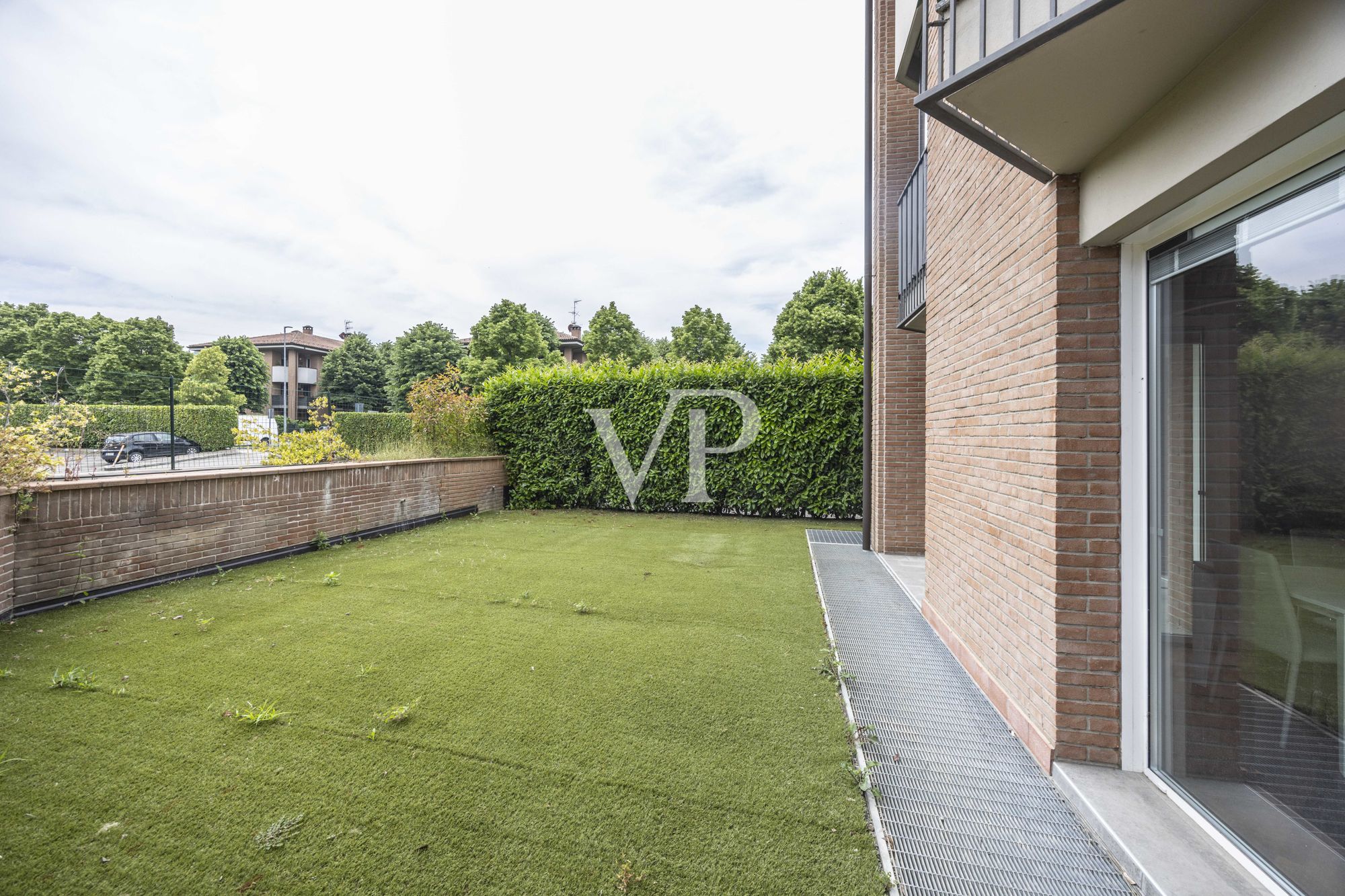 Renovierte Wohnung mit Terrassen und privatem Garten