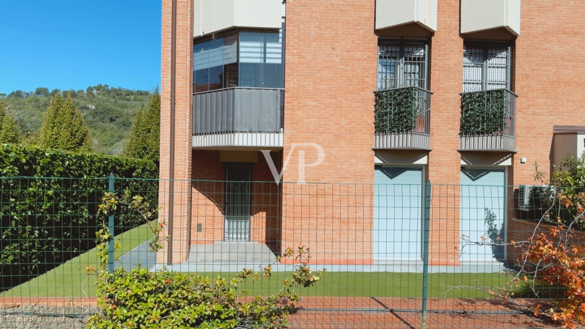 Renovierte Wohnung mit Terrassen und privatem Garten