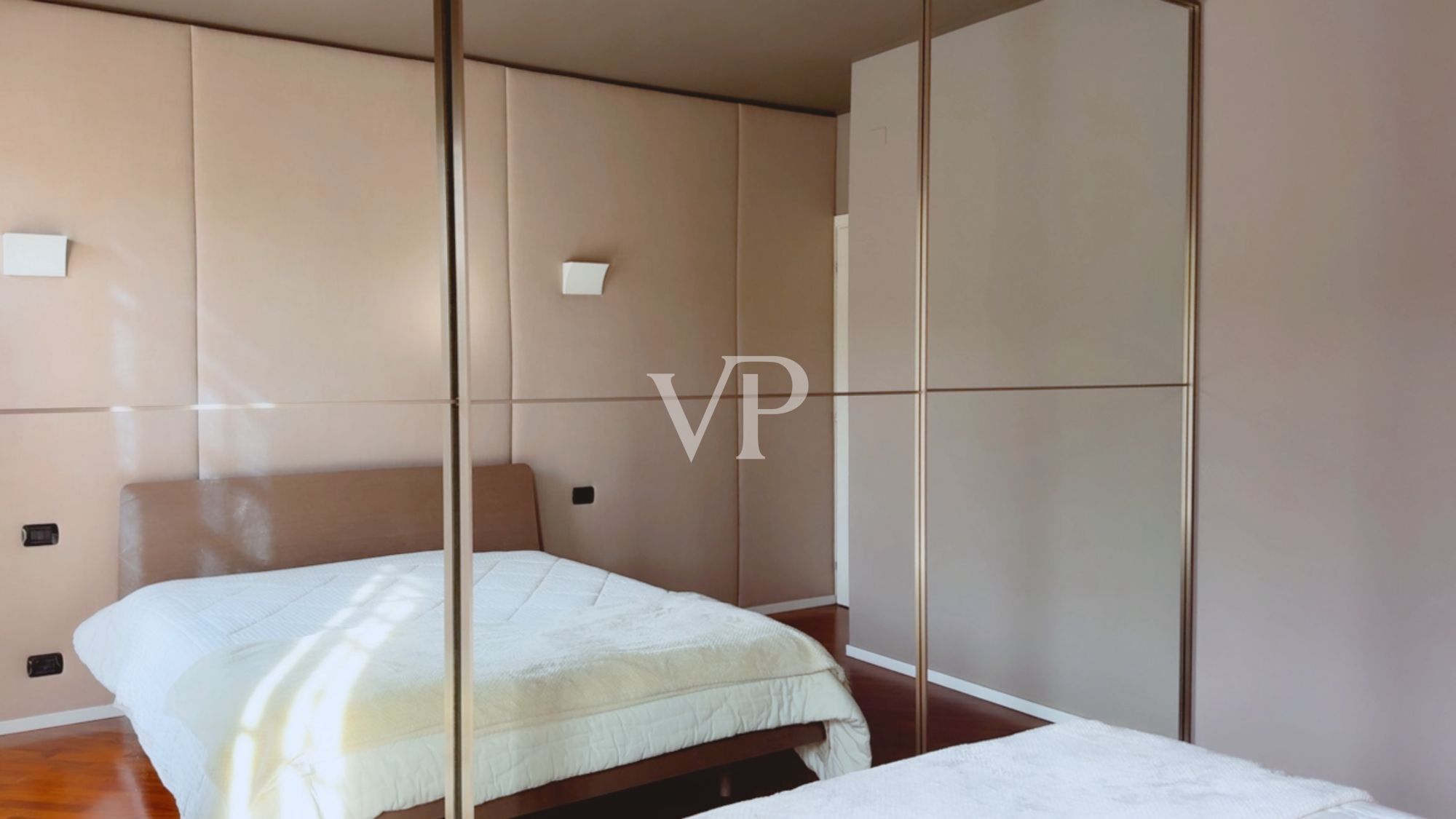 Renovierte Wohnung mit Terrassen und privatem Garten