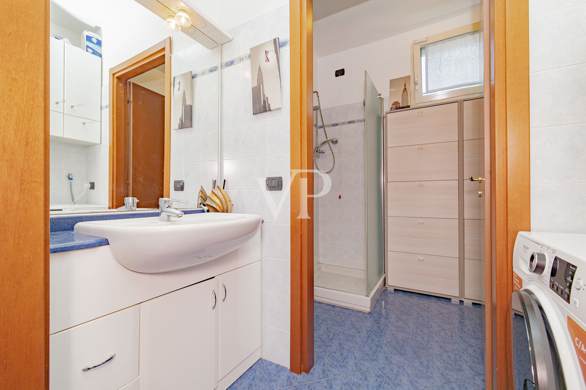 Bagno di servizio finestrato e antibagno