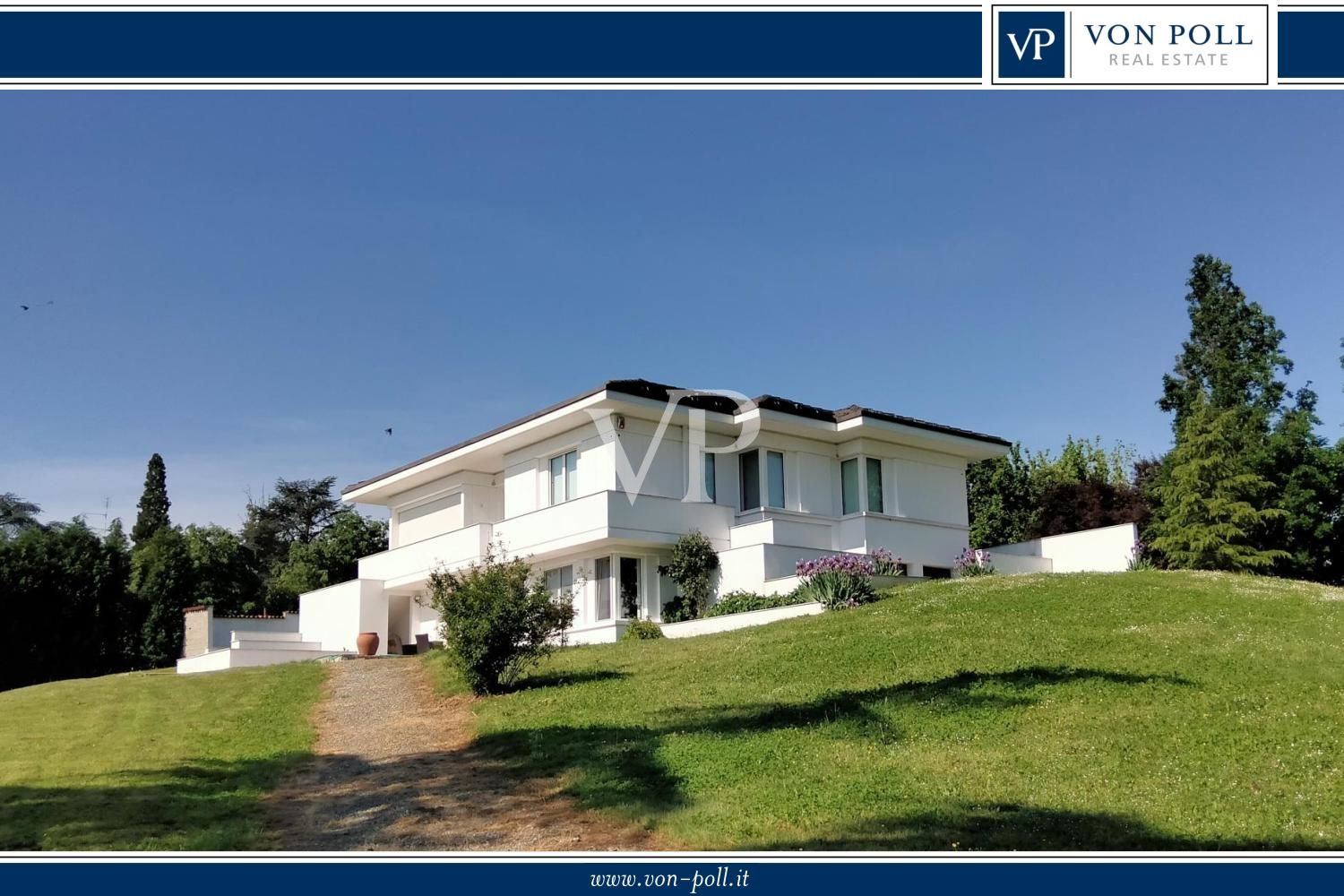 Repräsentative, moderne weiße Villa in den Hügeln
