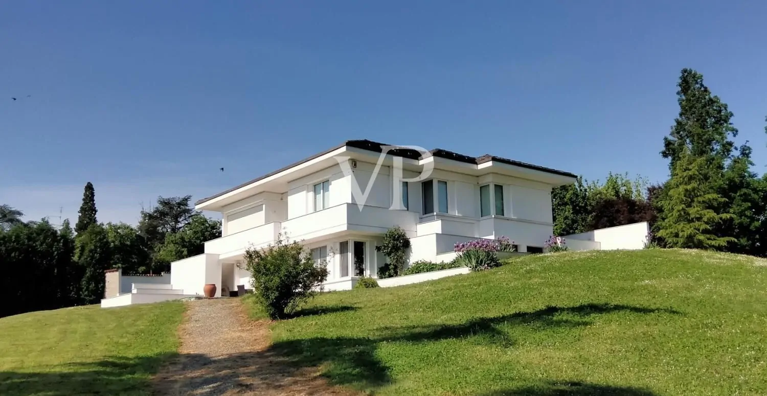 Prestigiosa e moderna Villa bianca in collina