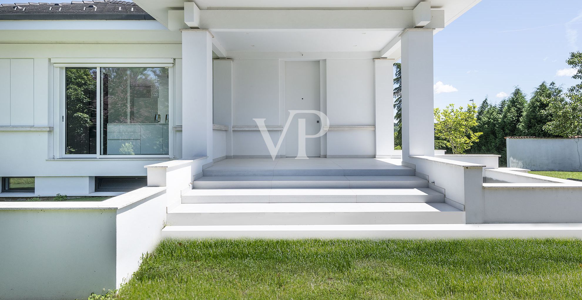 Prestigiosa e moderna Villa bianca in collina