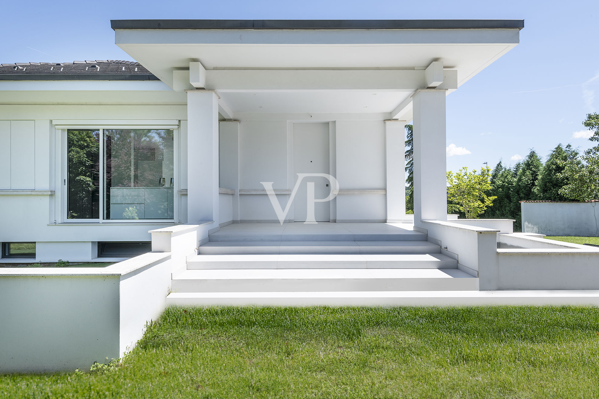 Repräsentative, moderne weiße Villa in den Hügeln
