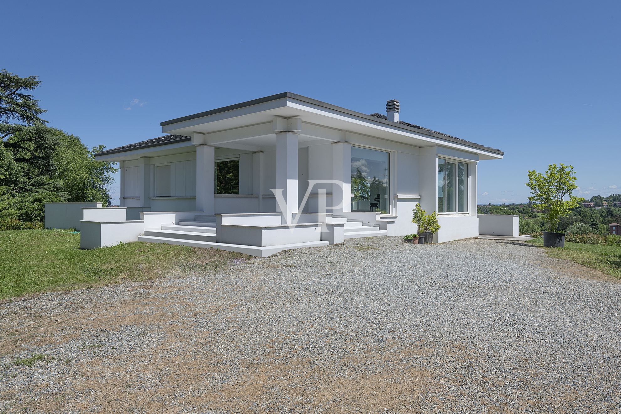 Repräsentative, moderne weiße Villa in den Hügeln