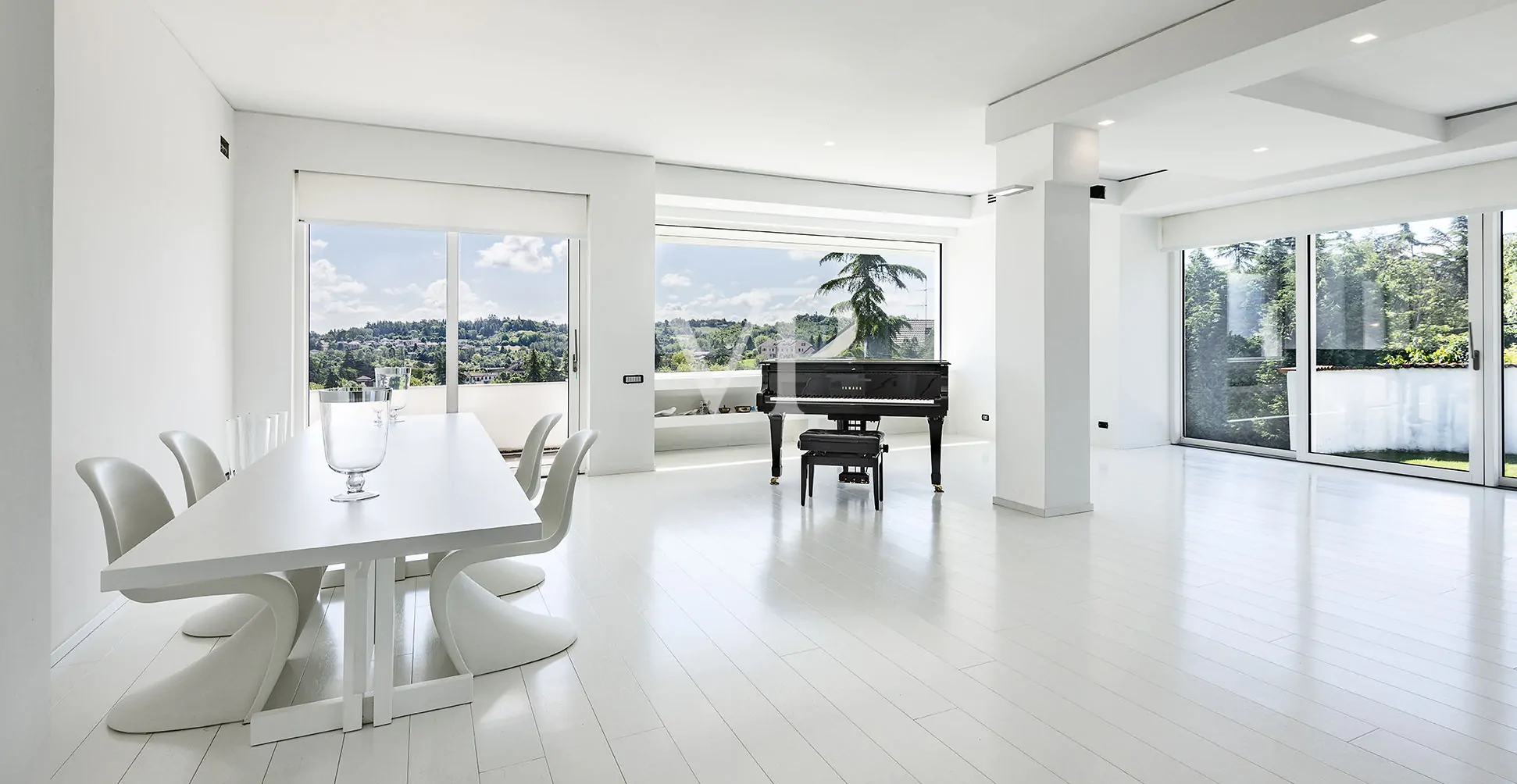 Prestigiosa e moderna Villa bianca in collina