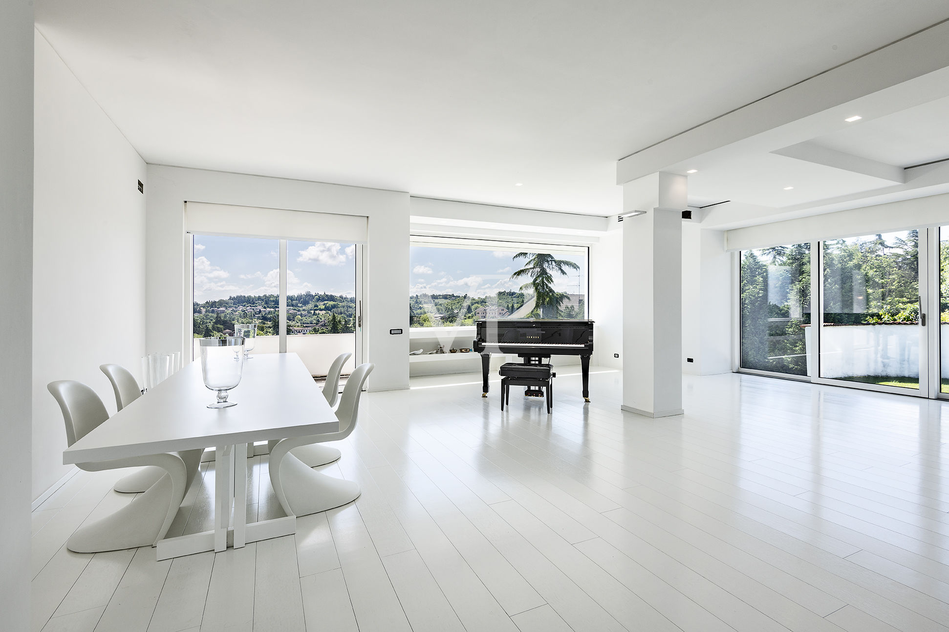 Repräsentative, moderne weiße Villa in den Hügeln