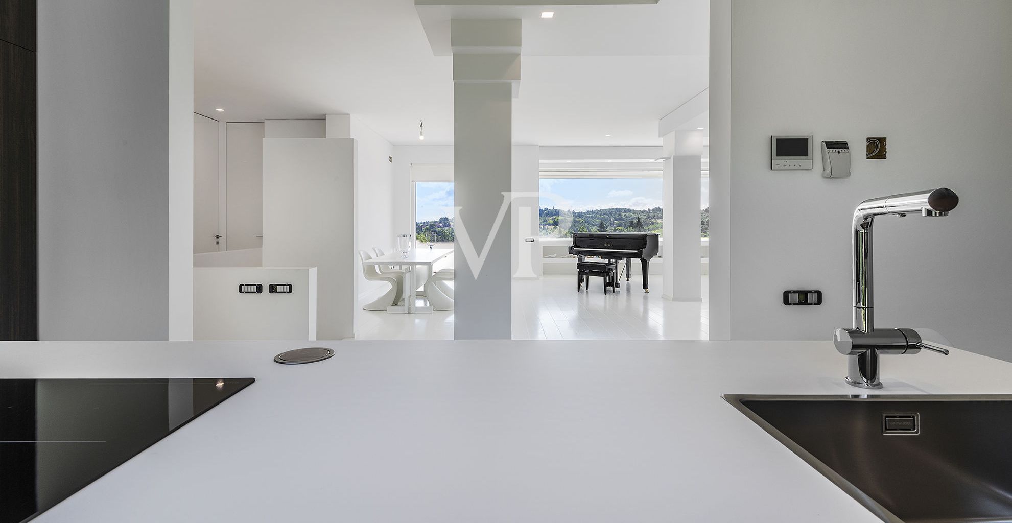 Prestigiosa e moderna Villa bianca in collina