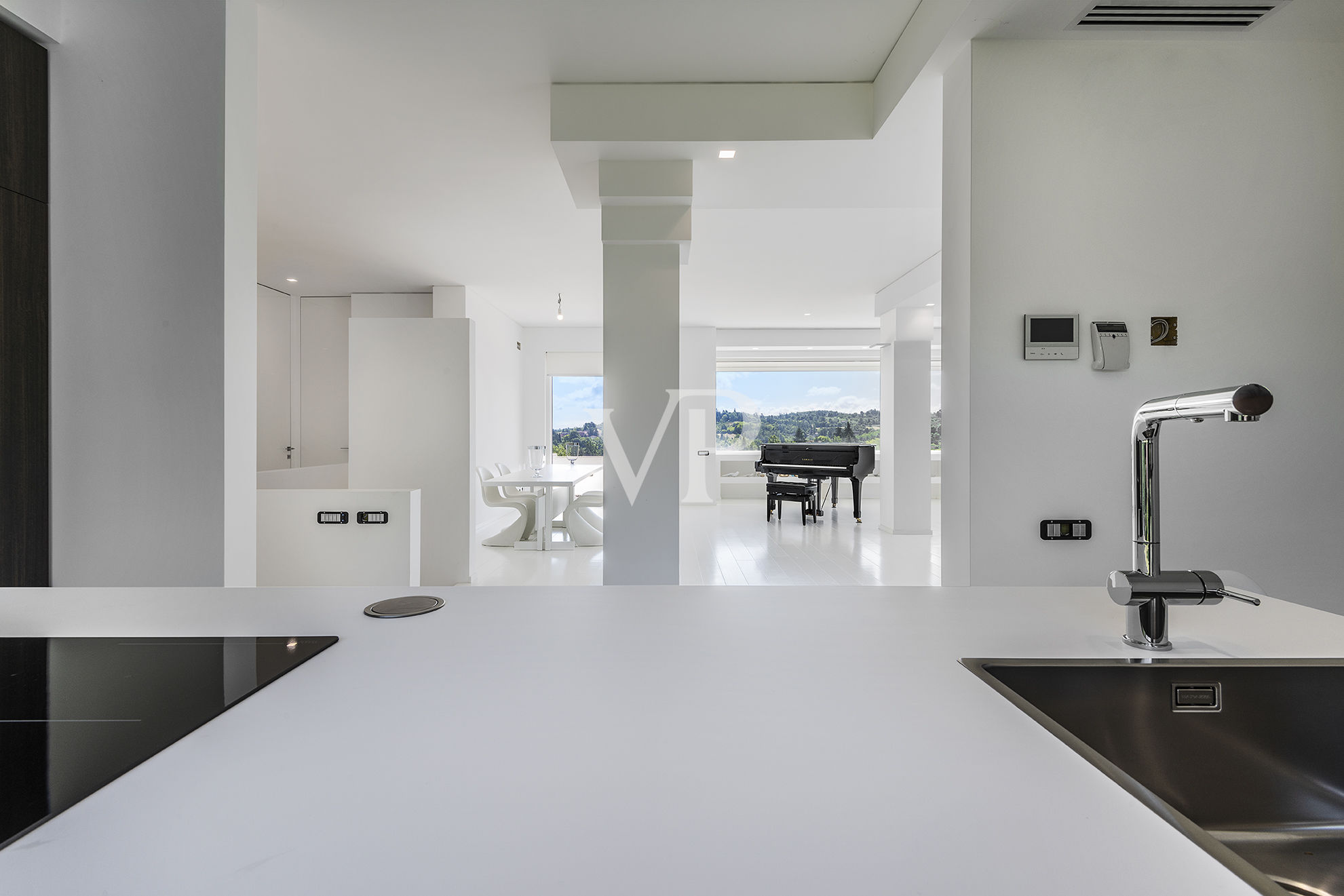 Repräsentative, moderne weiße Villa in den Hügeln