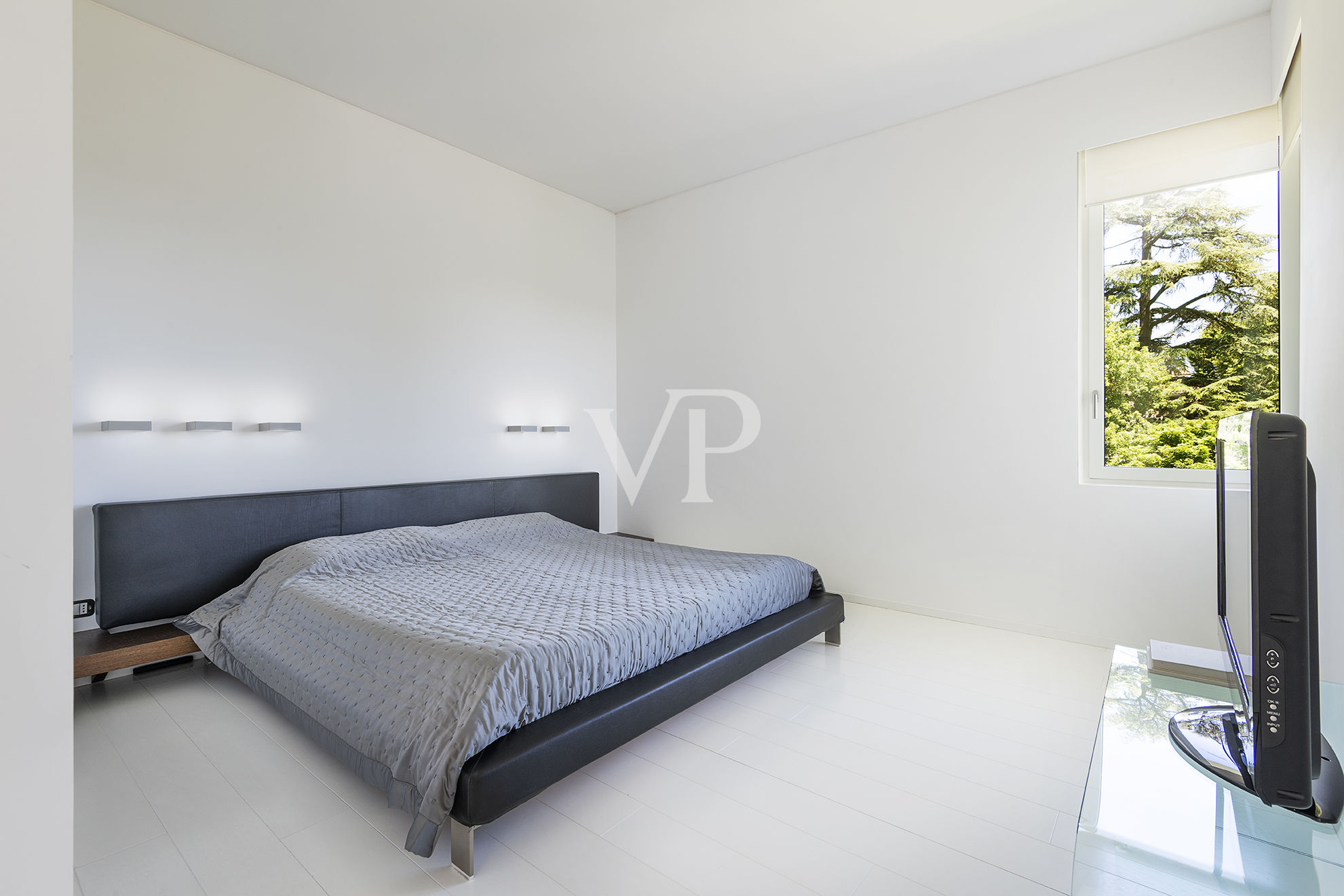 Repräsentative, moderne weiße Villa in den Hügeln