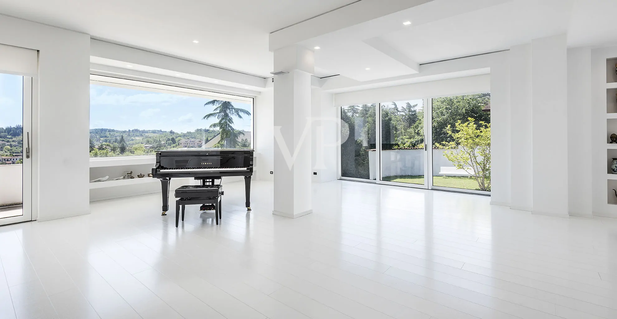 Prestigiosa e moderna Villa bianca in collina