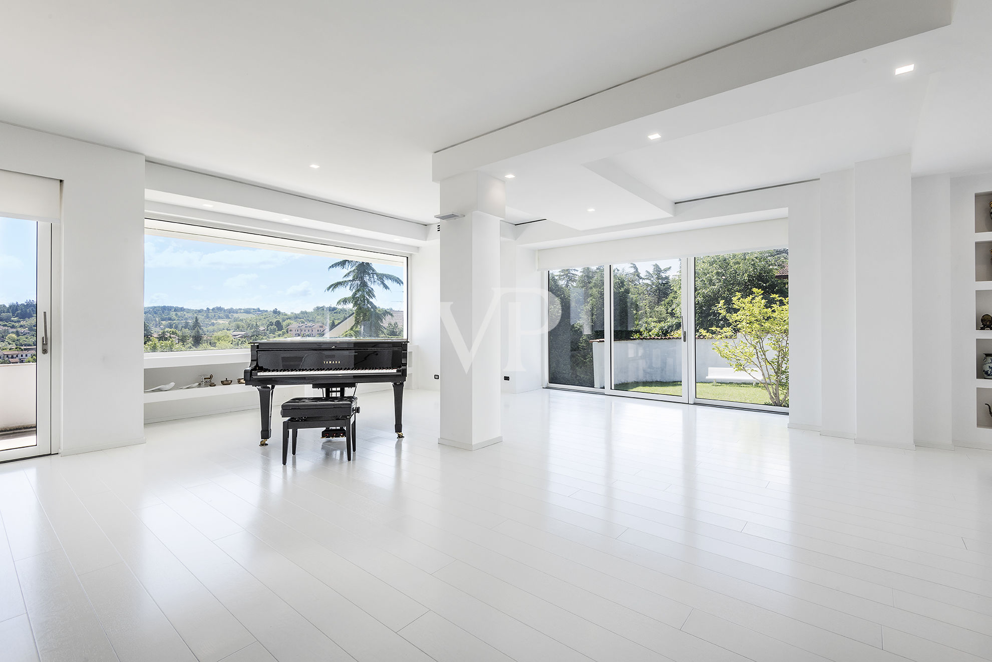 Repräsentative, moderne weiße Villa in den Hügeln