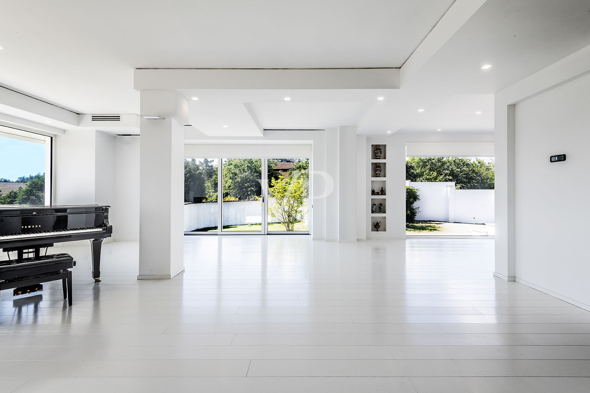 Repräsentative, moderne weiße Villa in den Hügeln