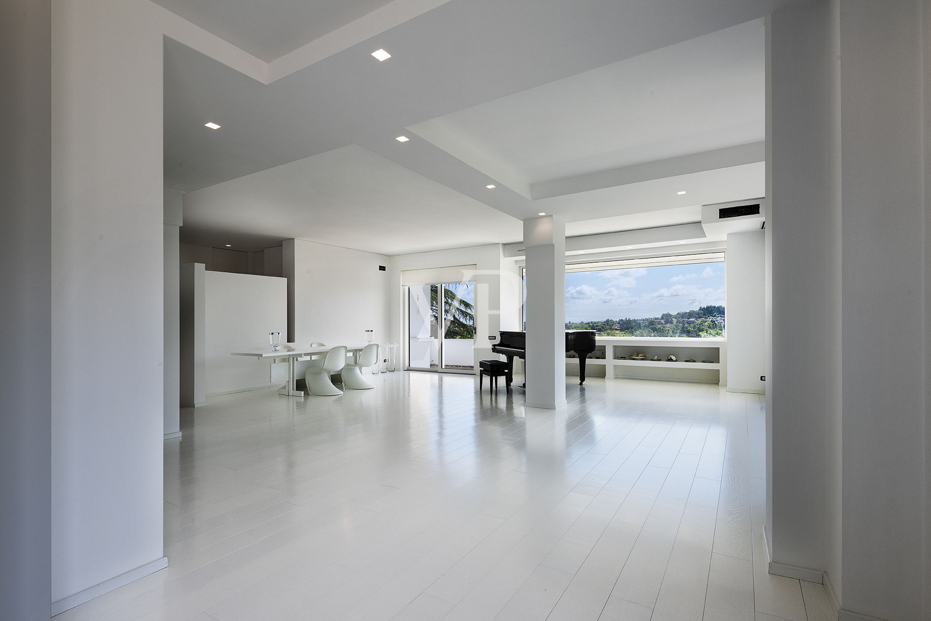 Repräsentative, moderne weiße Villa in den Hügeln
