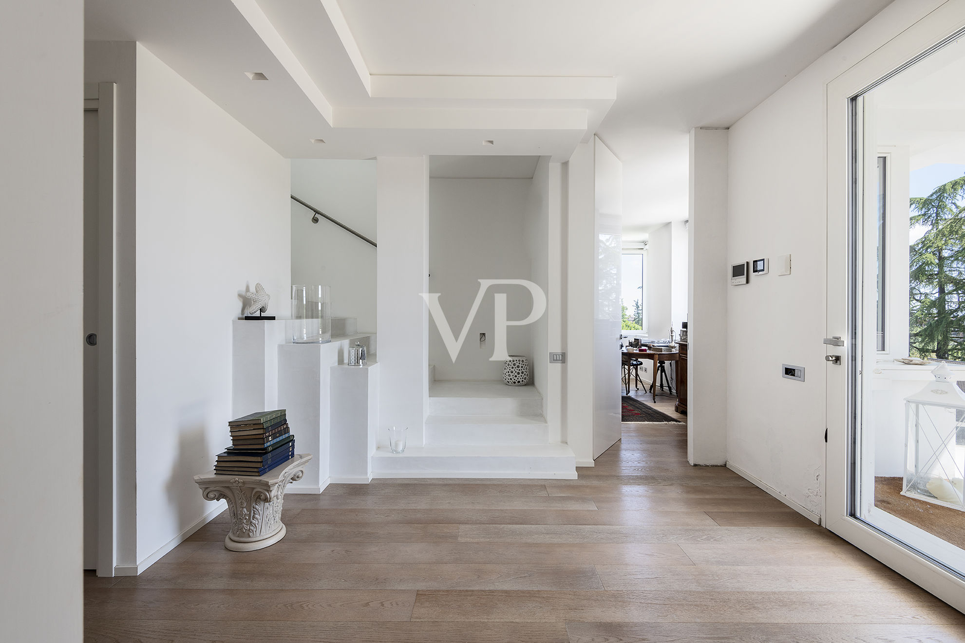 Repräsentative, moderne weiße Villa in den Hügeln