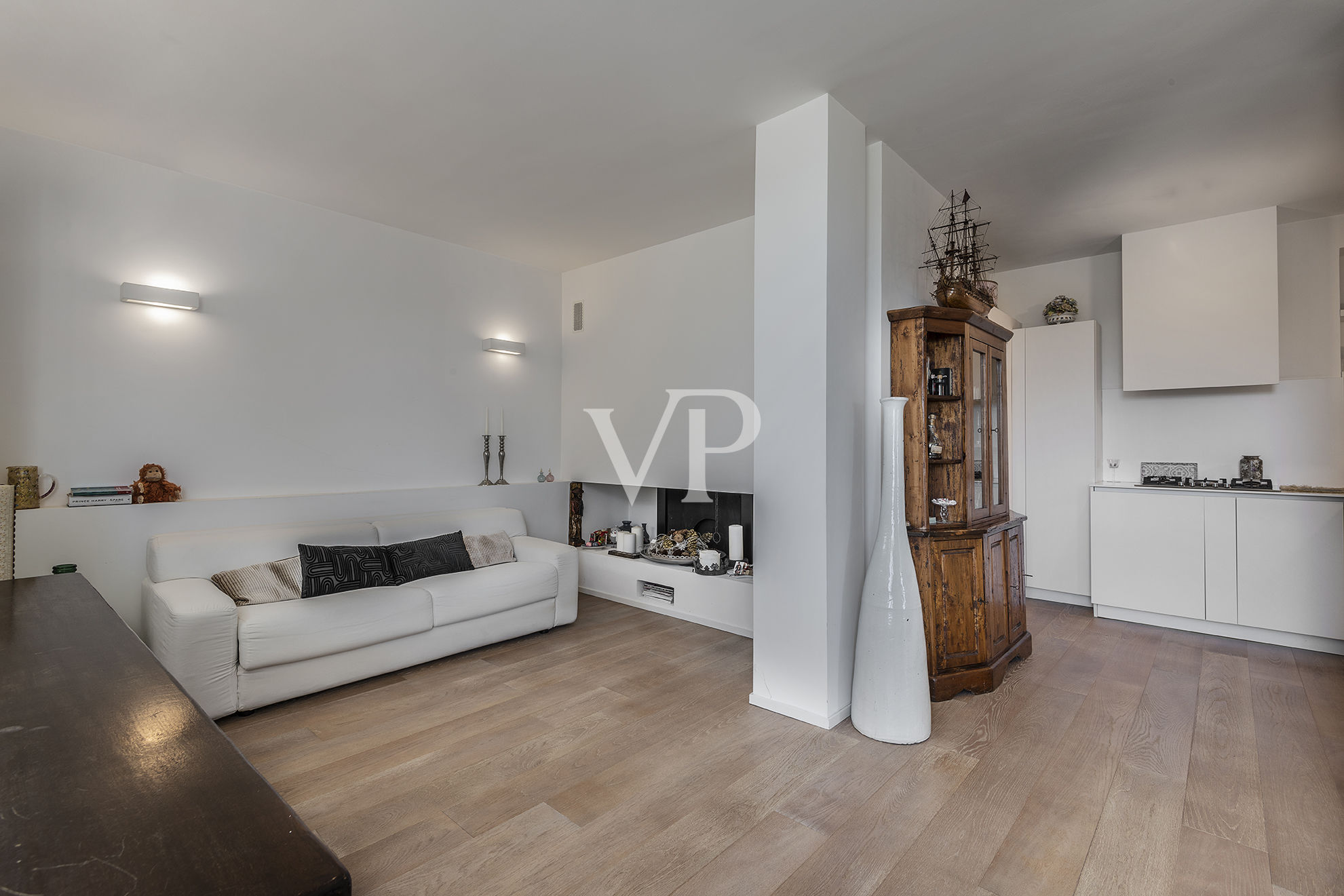 Repräsentative, moderne weiße Villa in den Hügeln