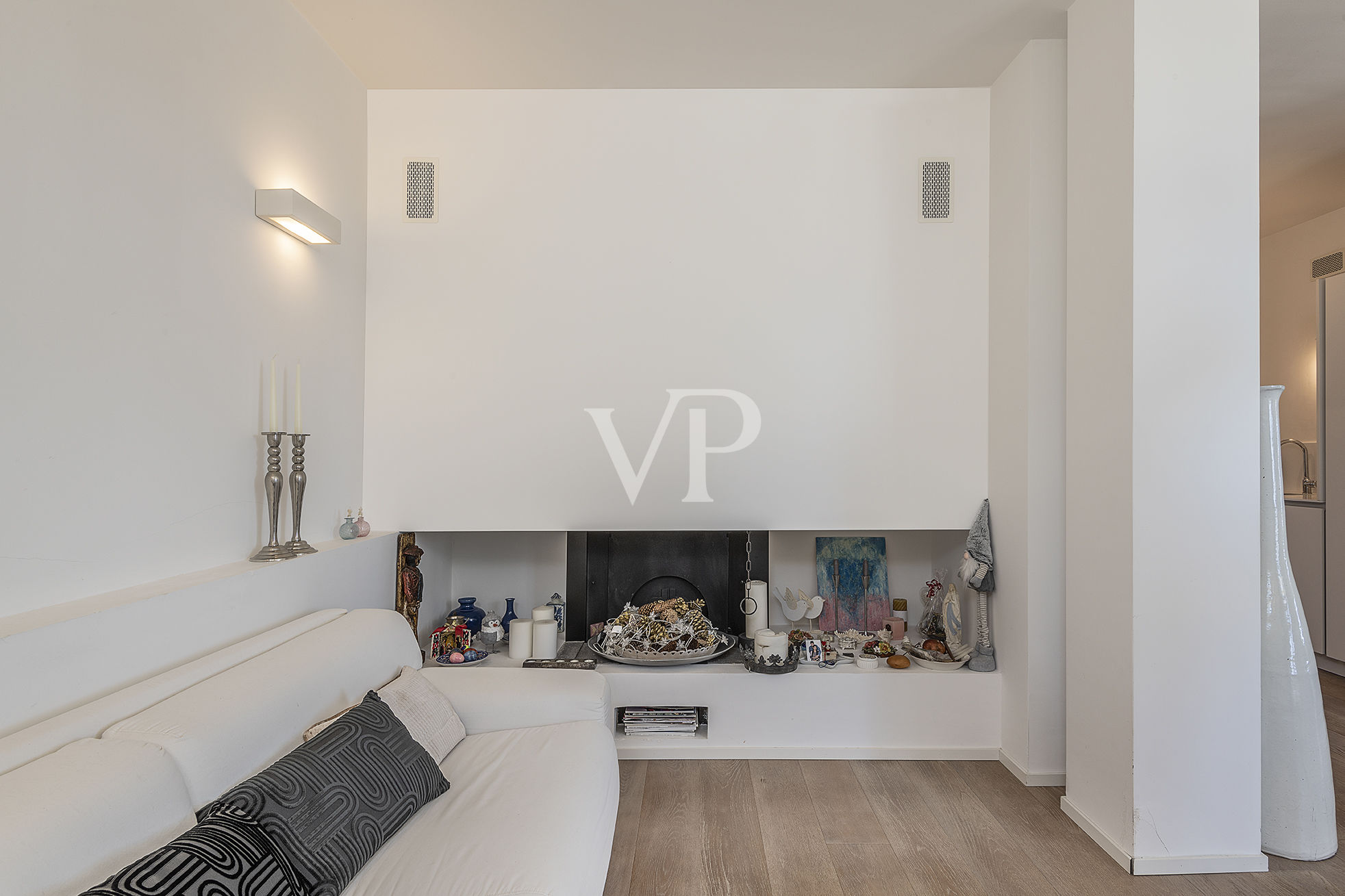 Repräsentative, moderne weiße Villa in den Hügeln