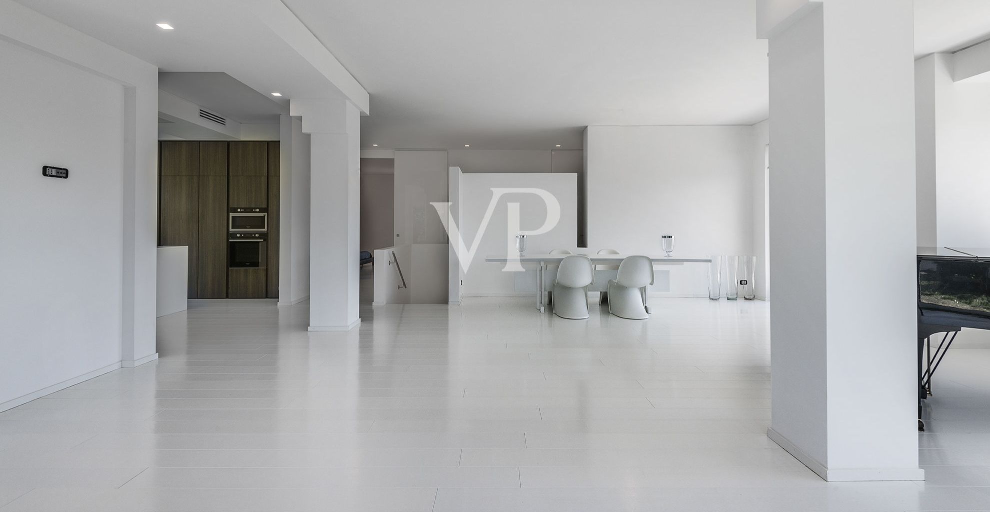 Prestigiosa e moderna Villa bianca in collina
