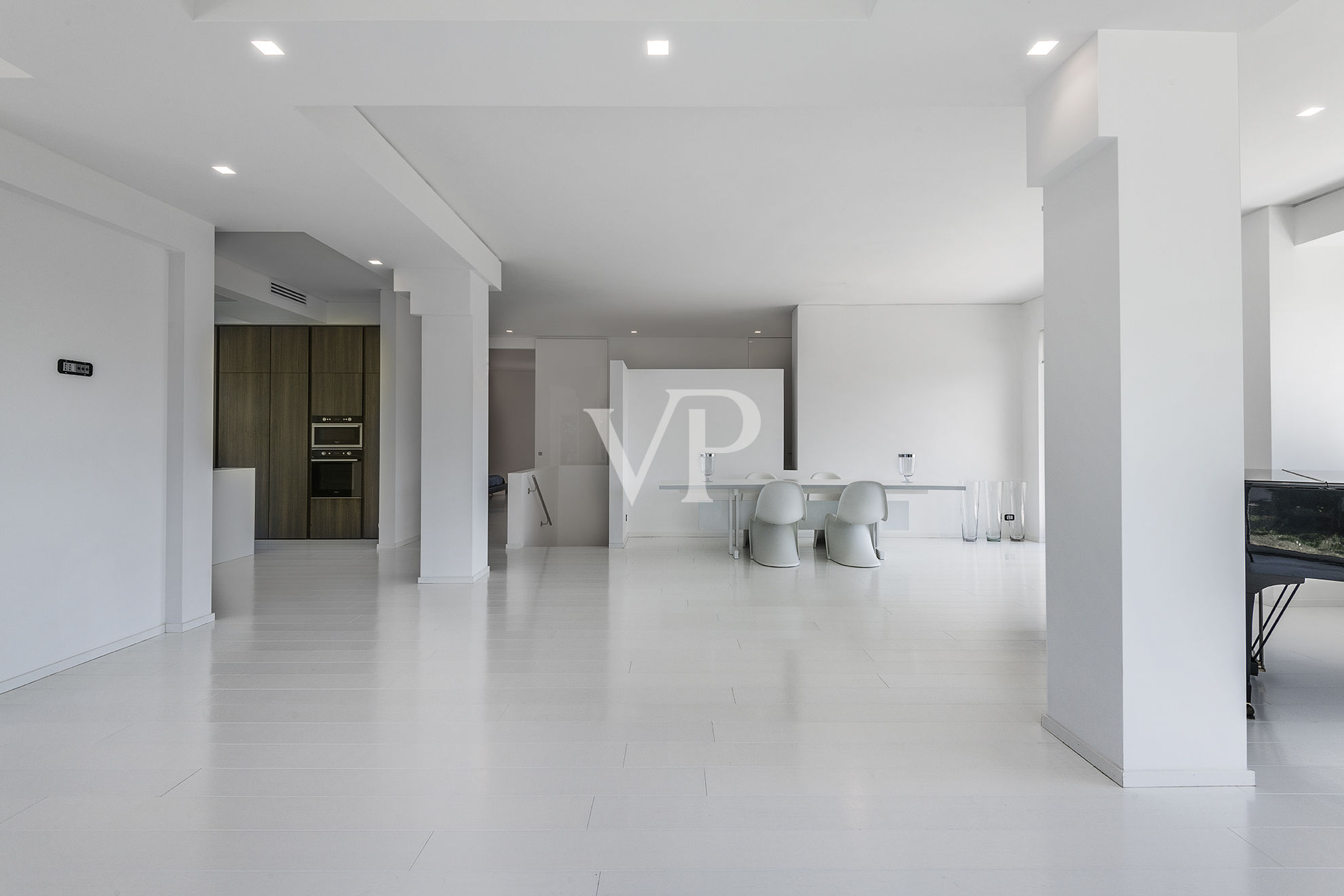 Repräsentative, moderne weiße Villa in den Hügeln
