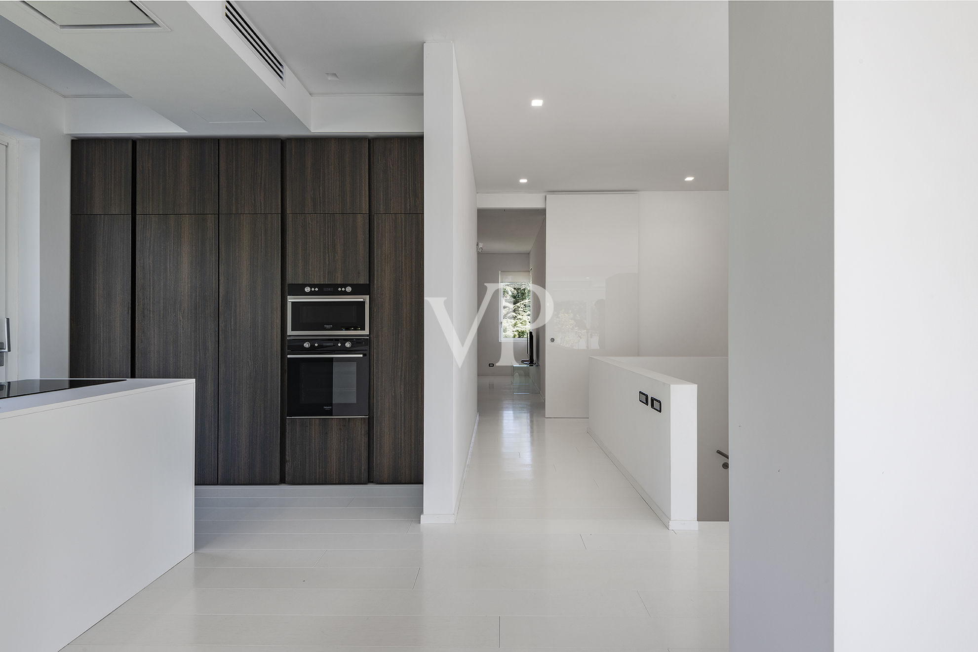 Repräsentative, moderne weiße Villa in den Hügeln