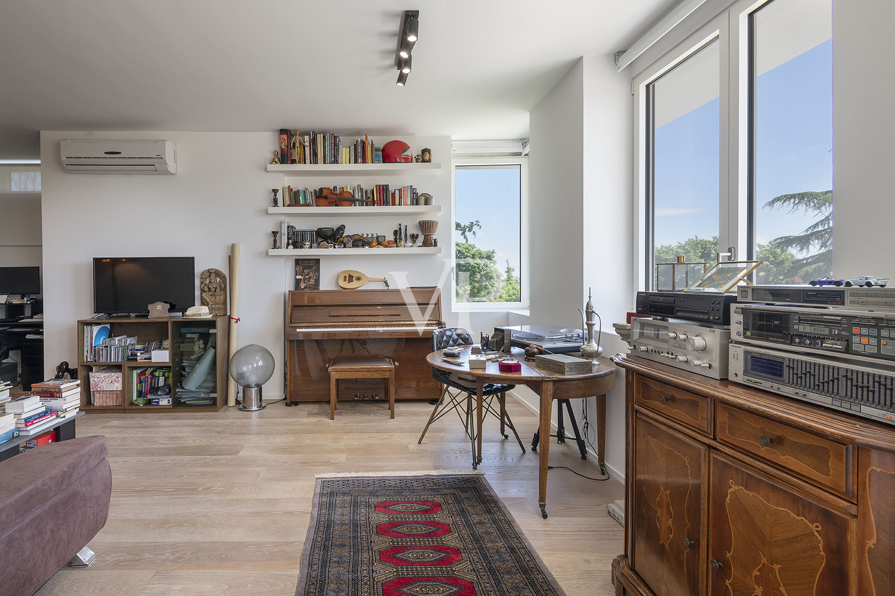 Repräsentative, moderne weiße Villa in den Hügeln