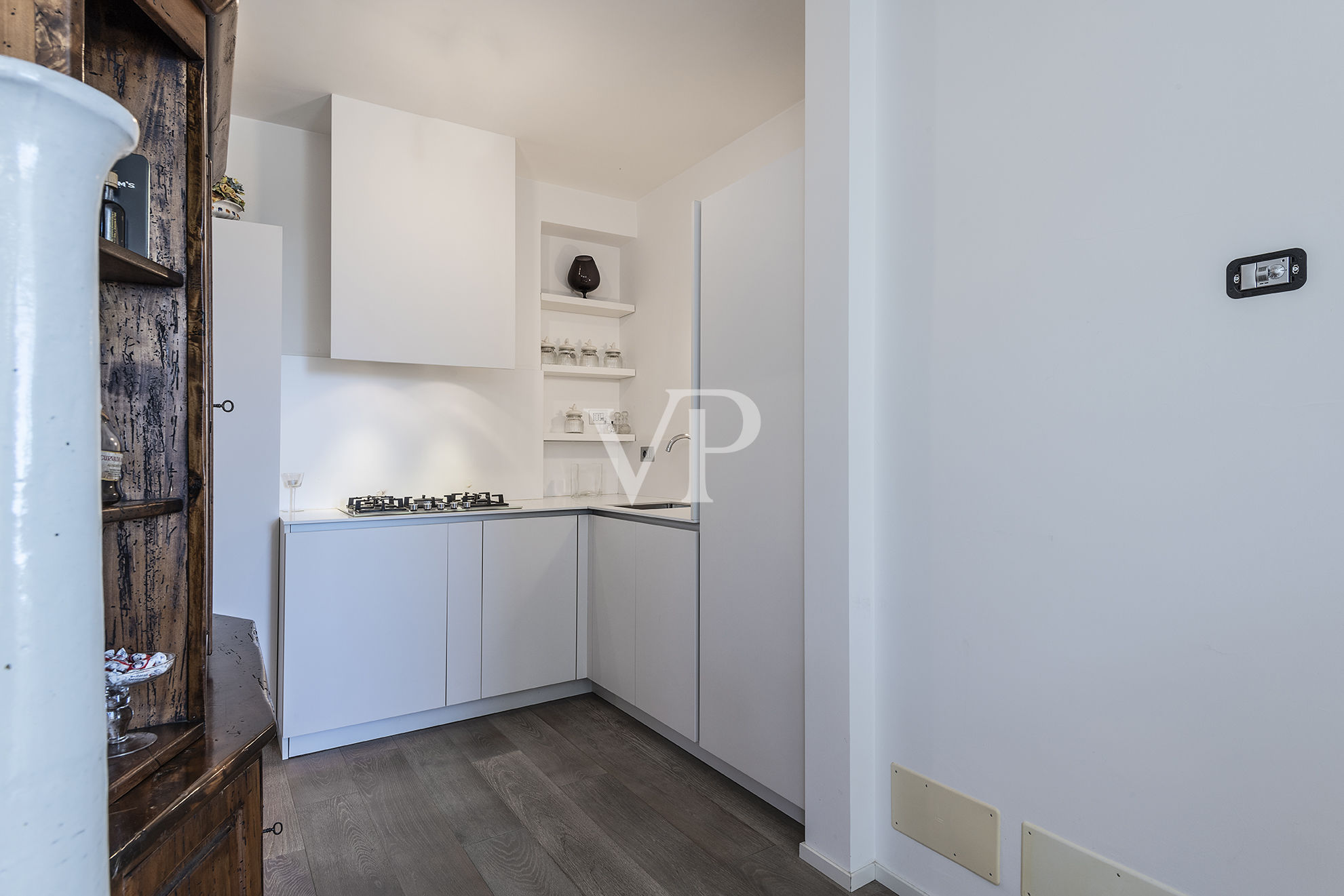 Repräsentative, moderne weiße Villa in den Hügeln
