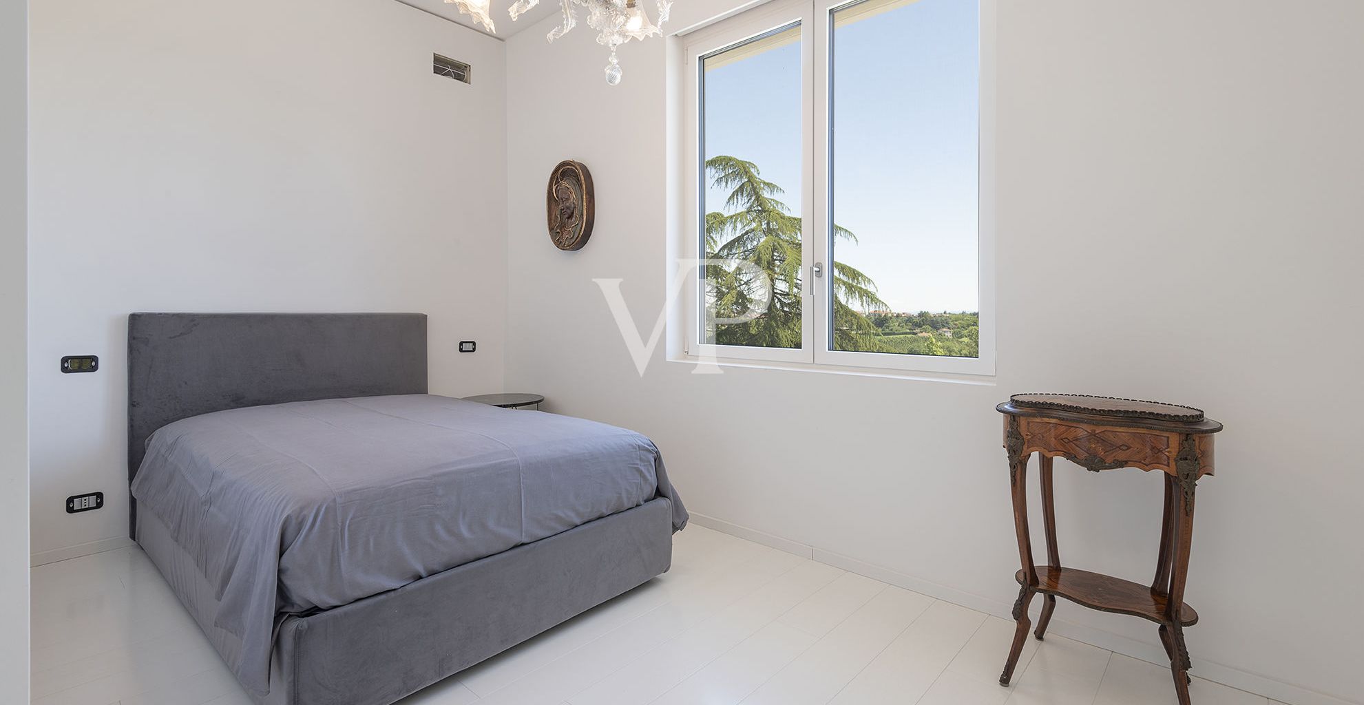 Prestigiosa e moderna Villa bianca in collina