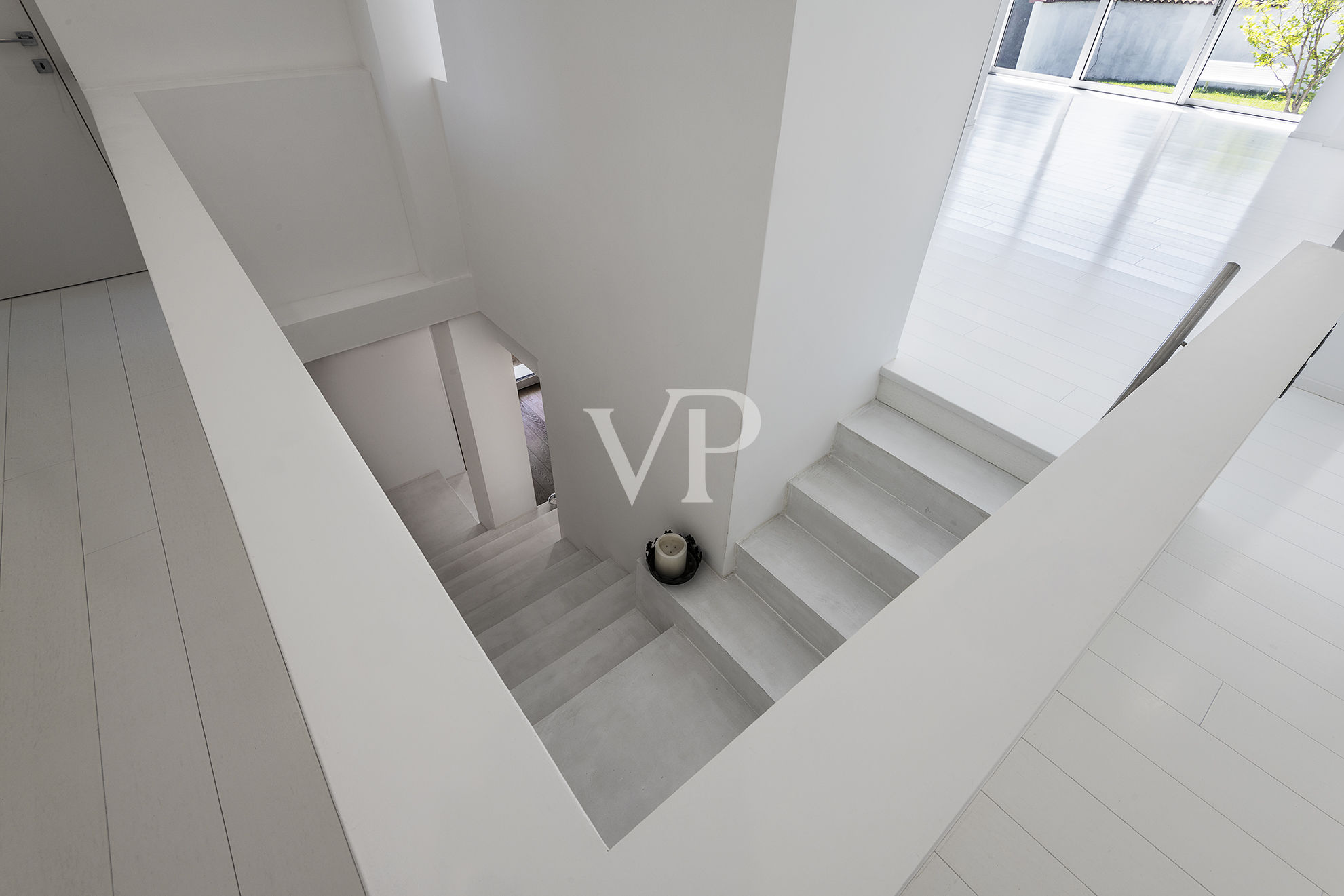 Repräsentative, moderne weiße Villa in den Hügeln