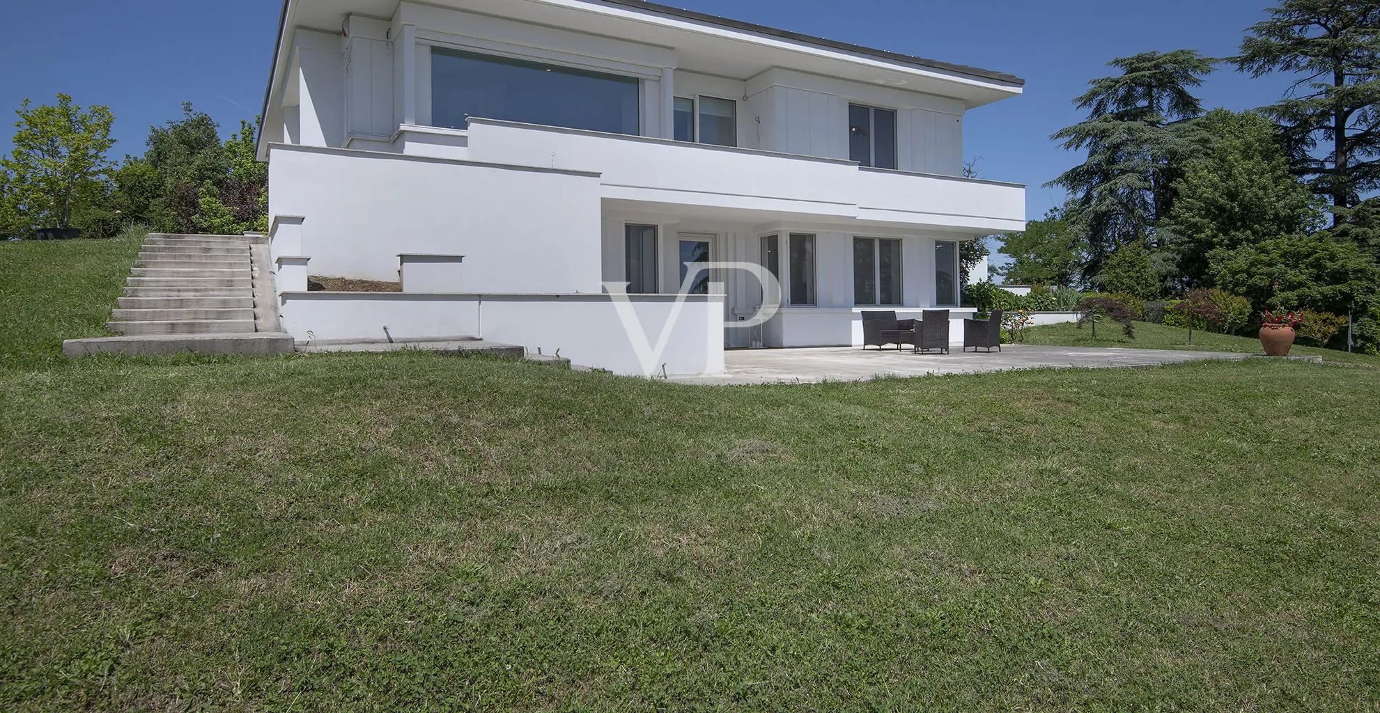 Prestigiosa e moderna Villa bianca in collina