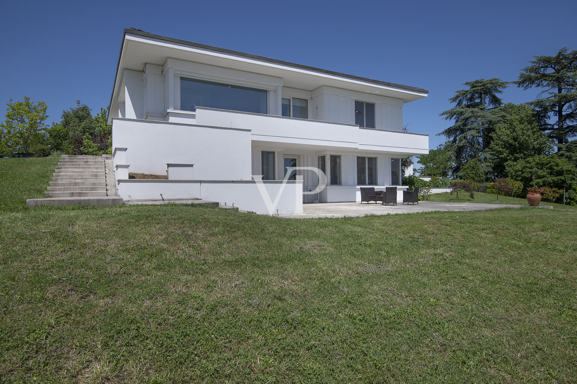 Repräsentative, moderne weiße Villa in den Hügeln