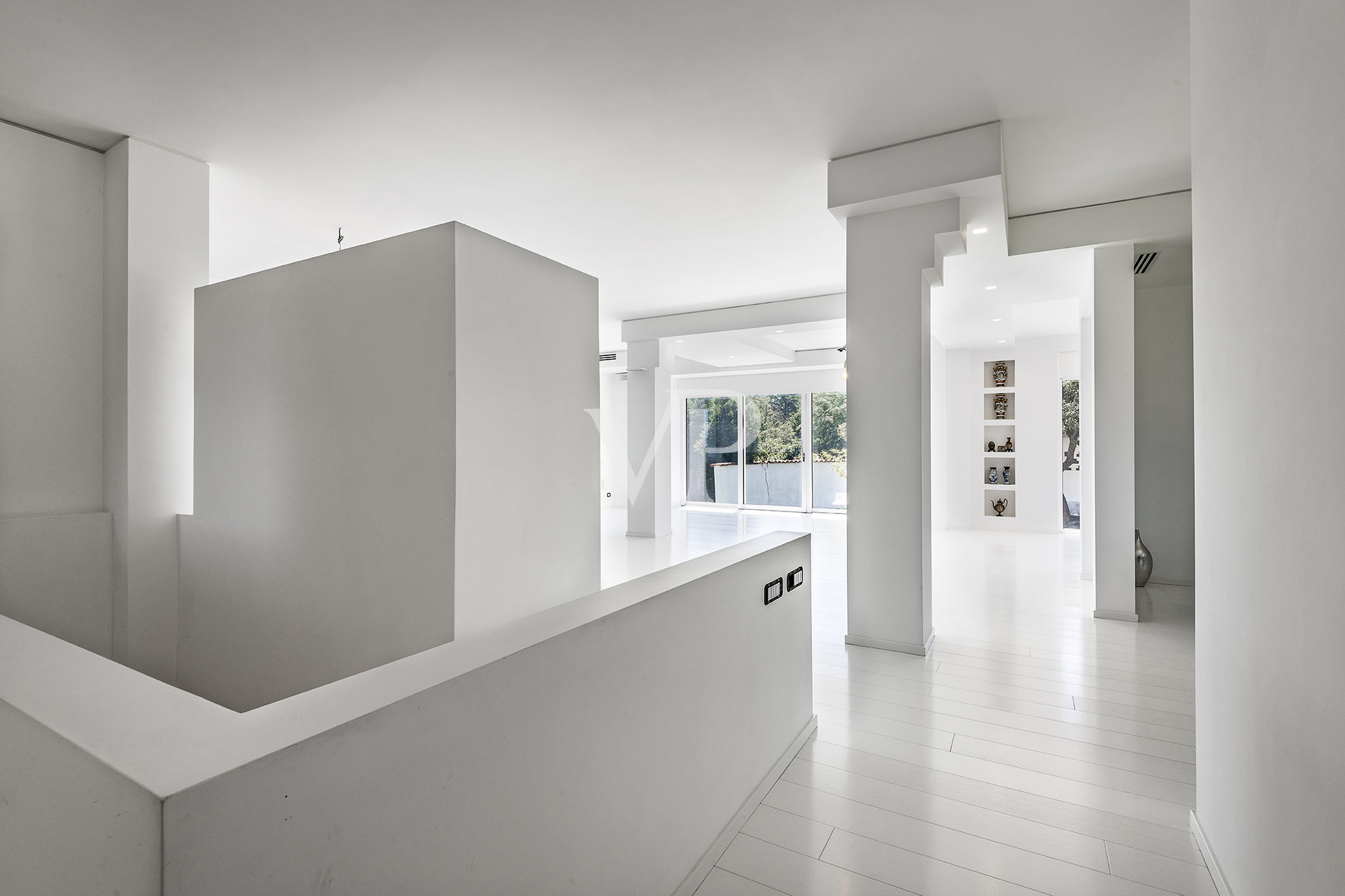 Repräsentative, moderne weiße Villa in den Hügeln