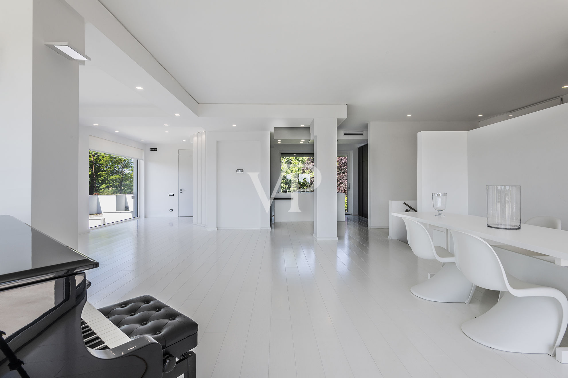 Repräsentative, moderne weiße Villa in den Hügeln