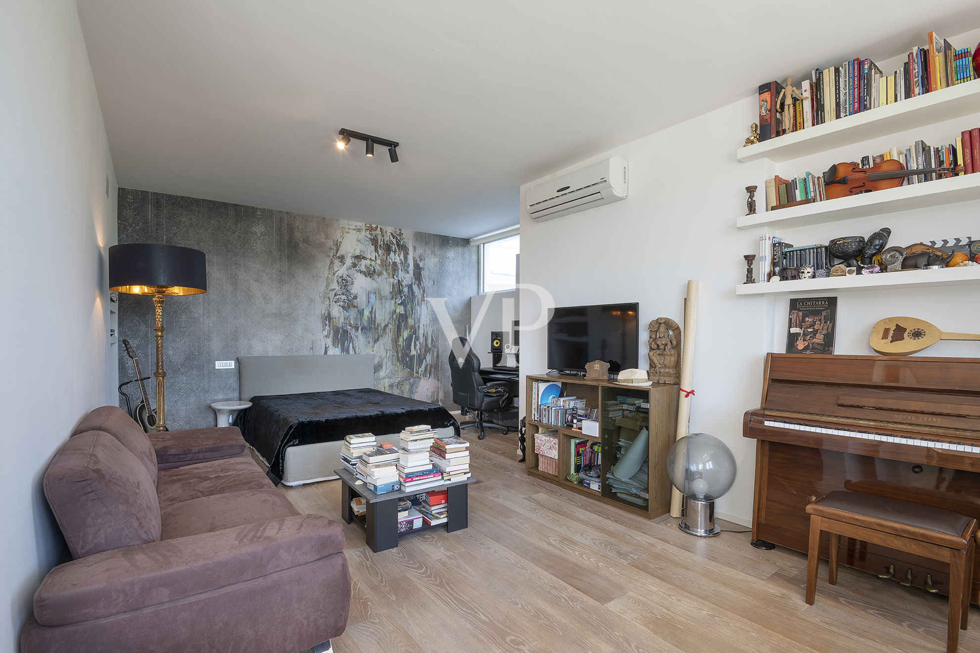 Repräsentative, moderne weiße Villa in den Hügeln