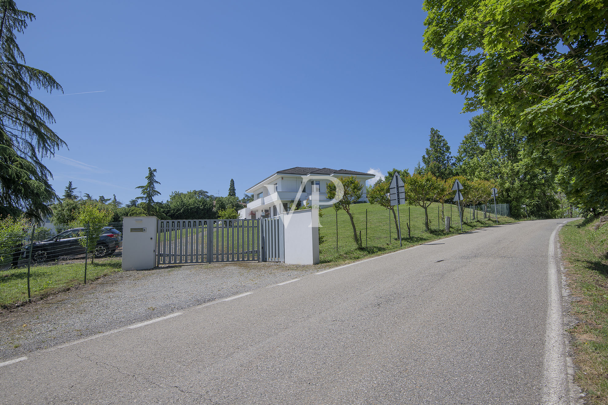 Repräsentative, moderne weiße Villa in den Hügeln