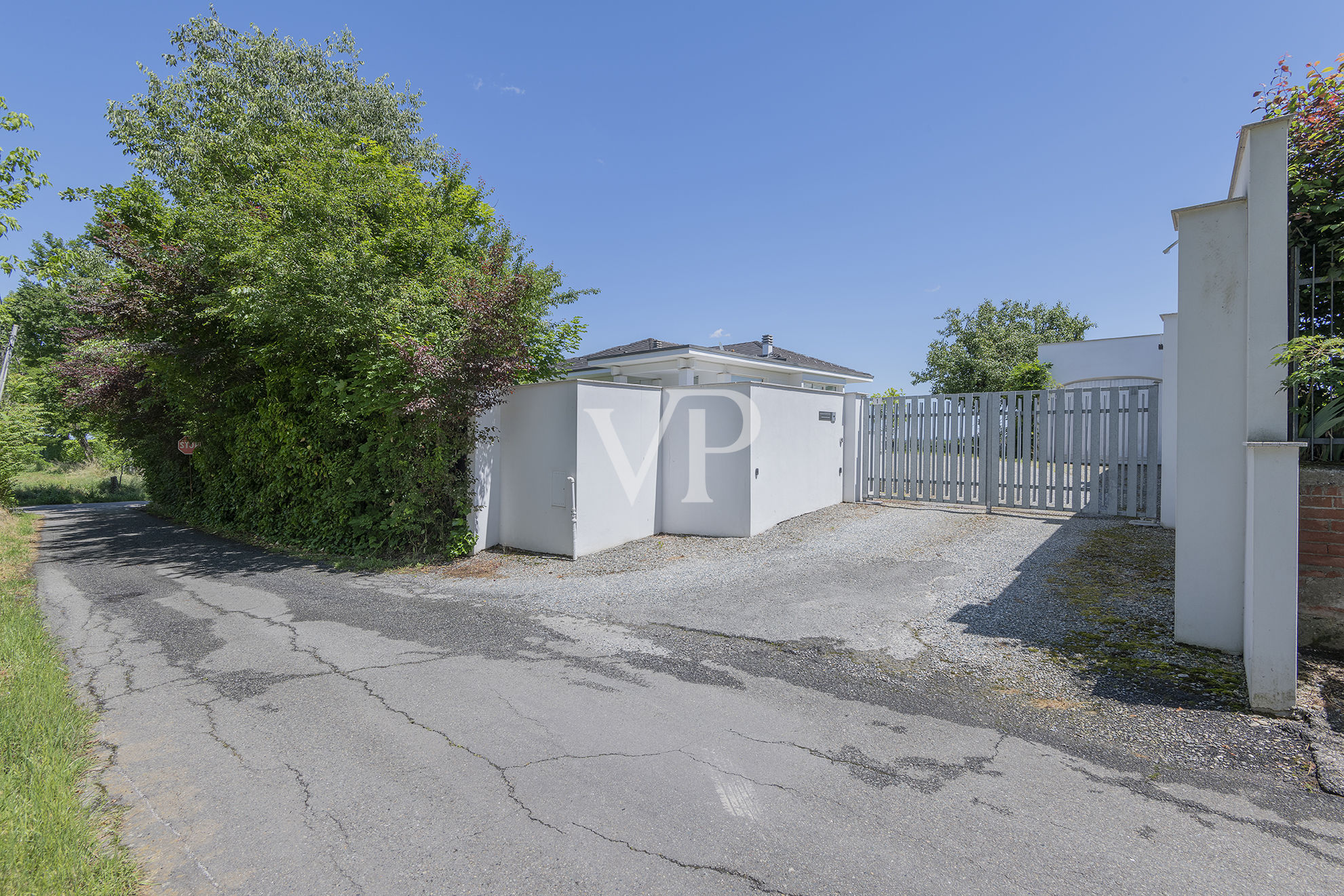 Repräsentative, moderne weiße Villa in den Hügeln