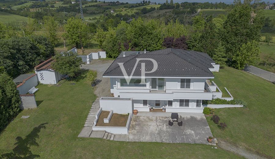 Prestigiosa e moderna Villa bianca in collina