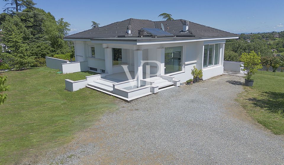 Prestigiosa e moderna Villa bianca in collina
