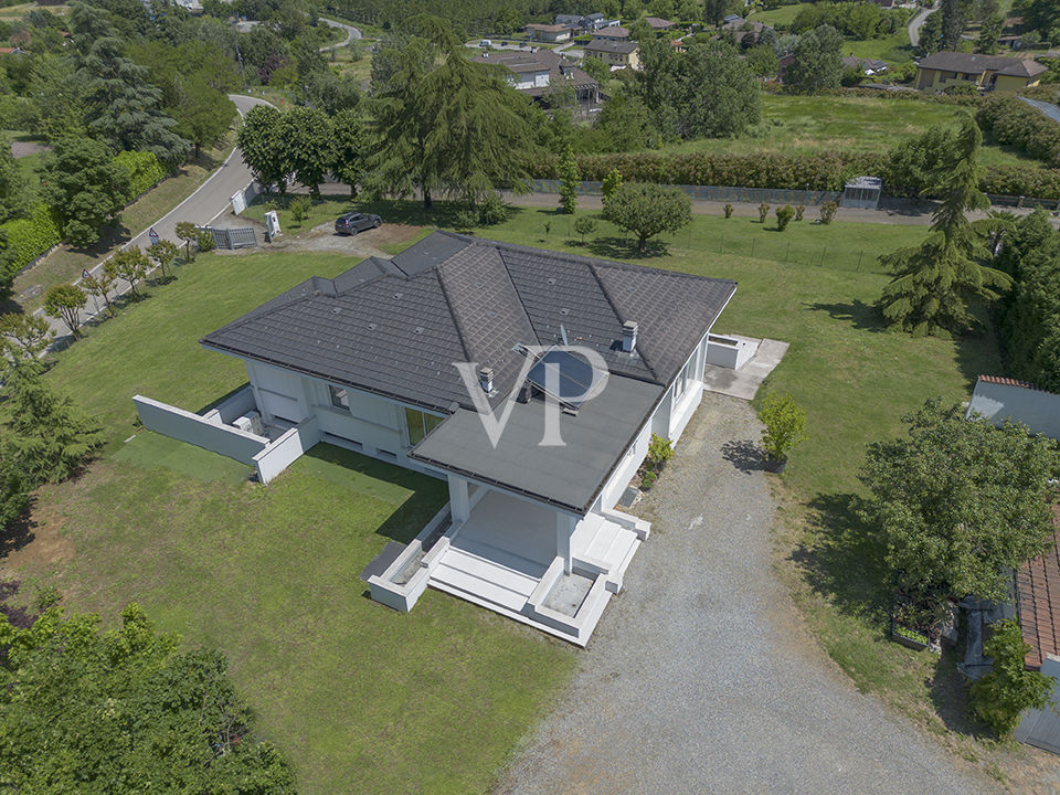 Repräsentative, moderne weiße Villa in den Hügeln