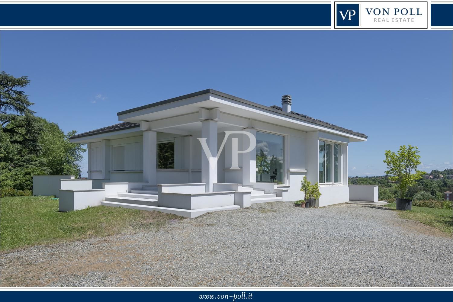 Repräsentative, moderne weiße Villa in den Hügeln